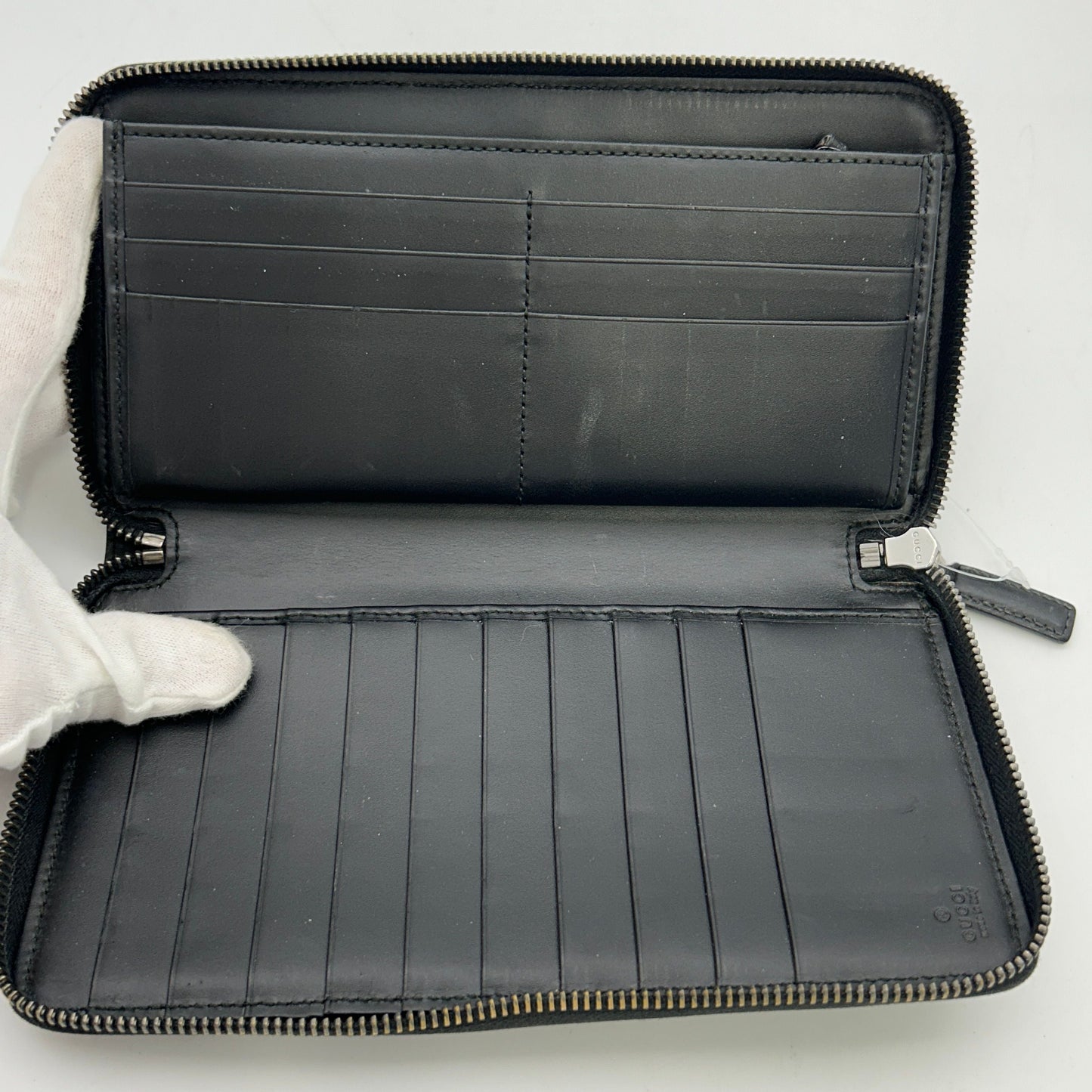 Gucci GG rubber-effect zip around wallet in black leather gu6612gd