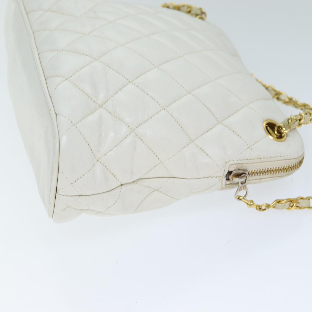 CHANEL Matelasse Chain Shoulder Bag Leather White CC 77469