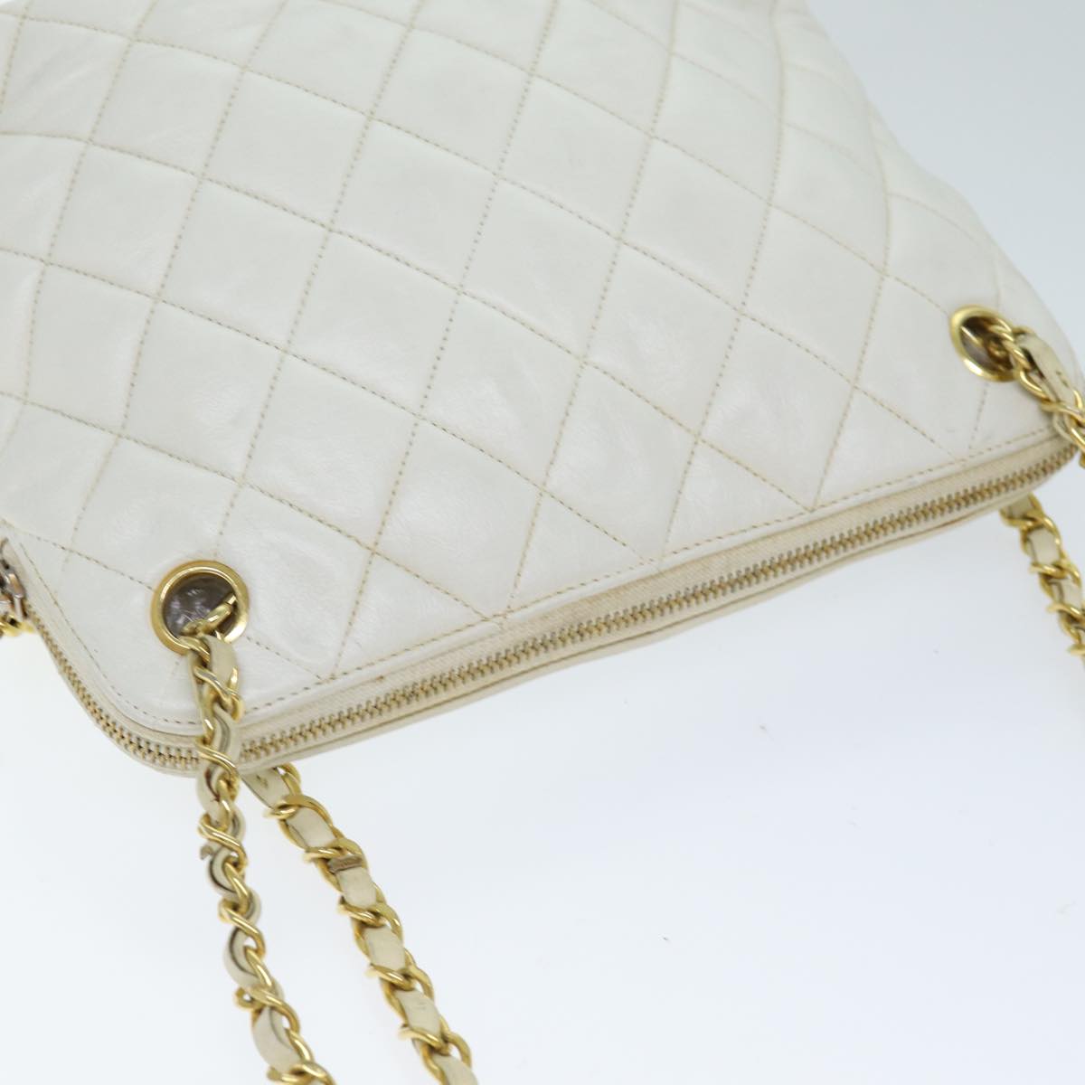CHANEL Matelasse Chain Shoulder Bag Leather White CC 77469