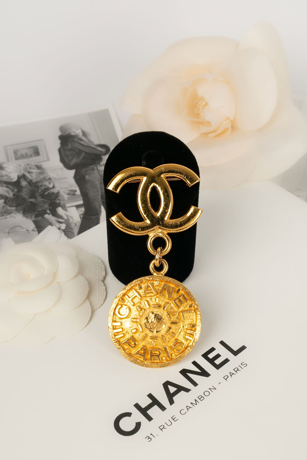 Broche dorÃ©e Chanel 1995