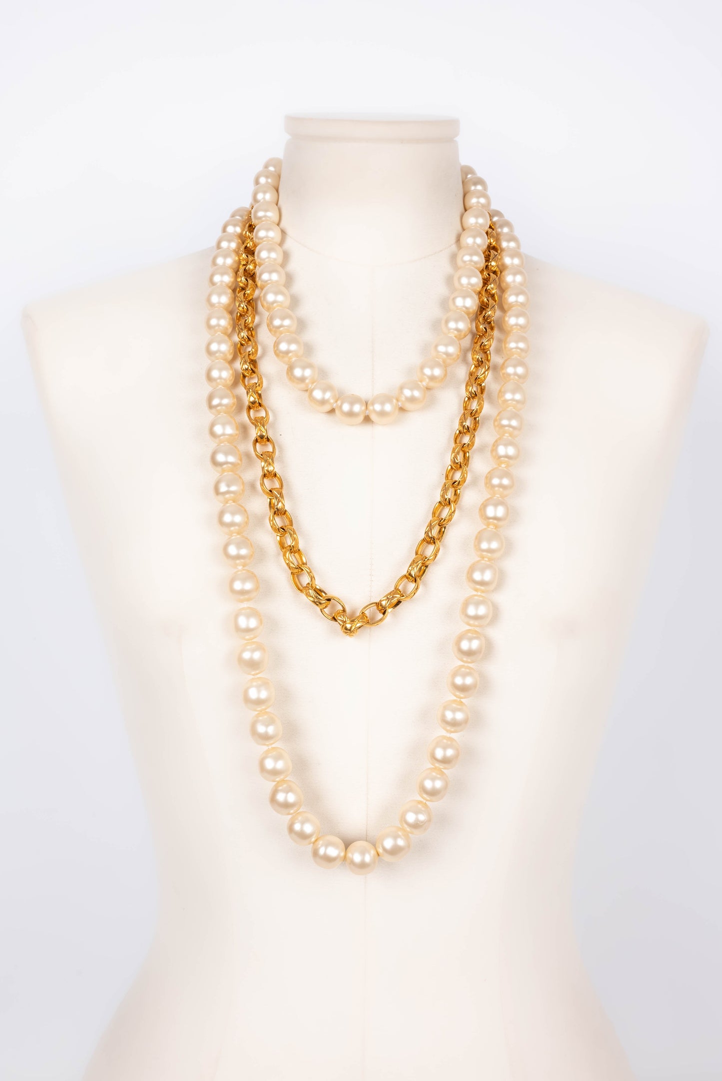 Collier de perles et mÃ©tal dorÃ© Chanel 1990s