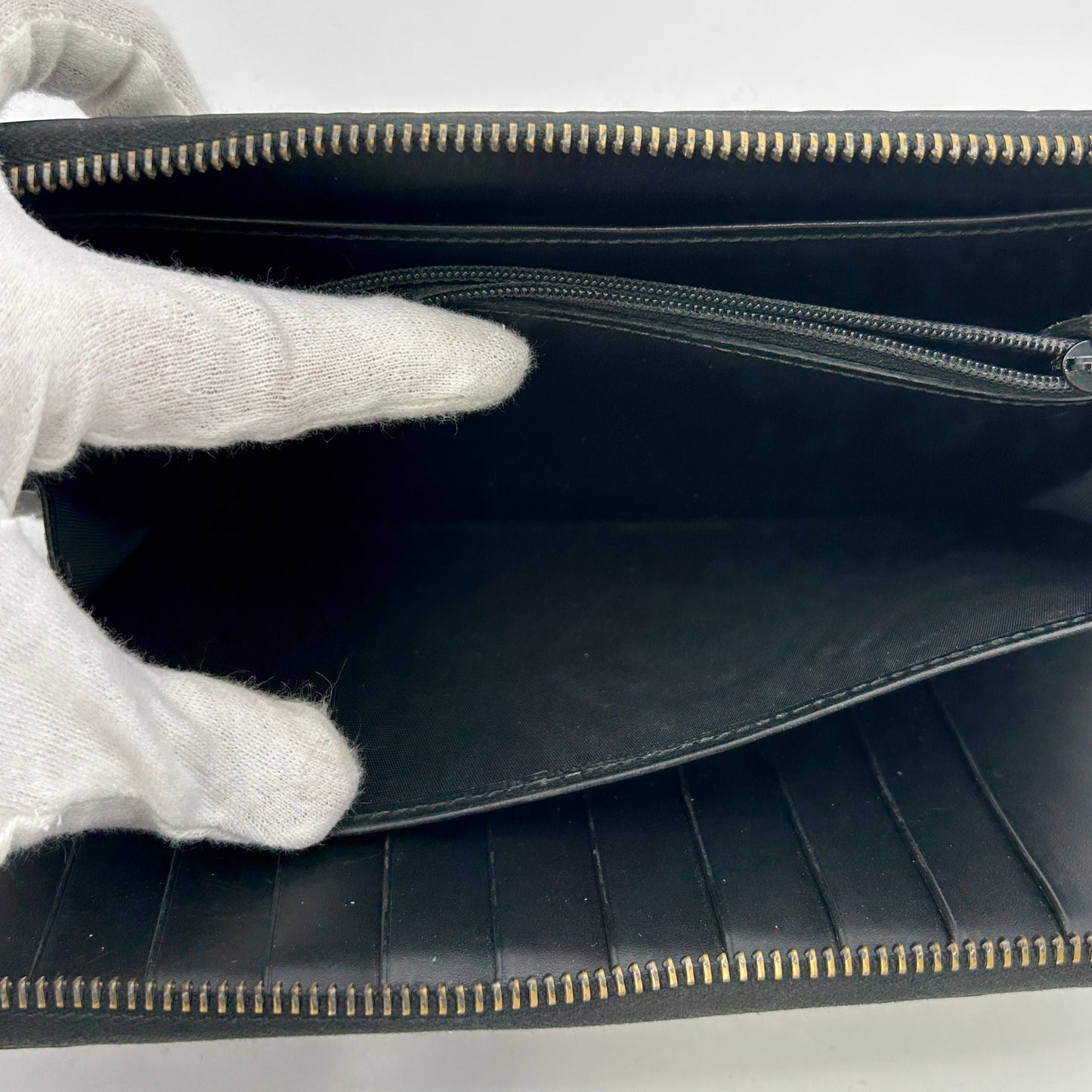 Gucci GG rubber-effect zip around wallet in black leather gu6612gd