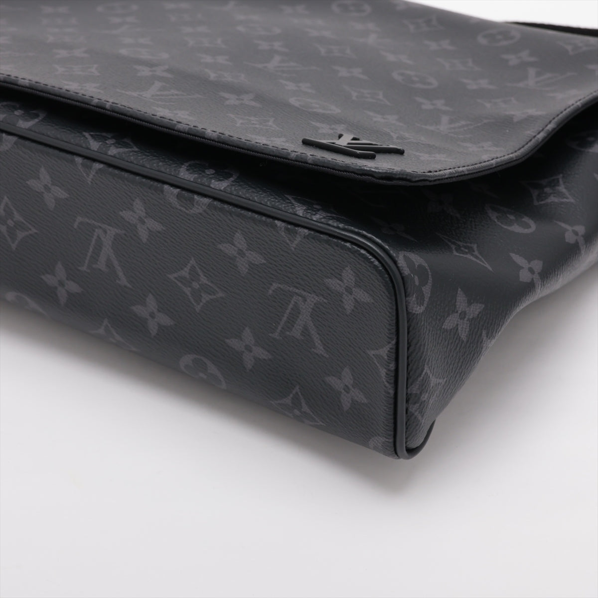 Louis Vuitton Monogram Eclipse District MM M44001 Smelling Strong