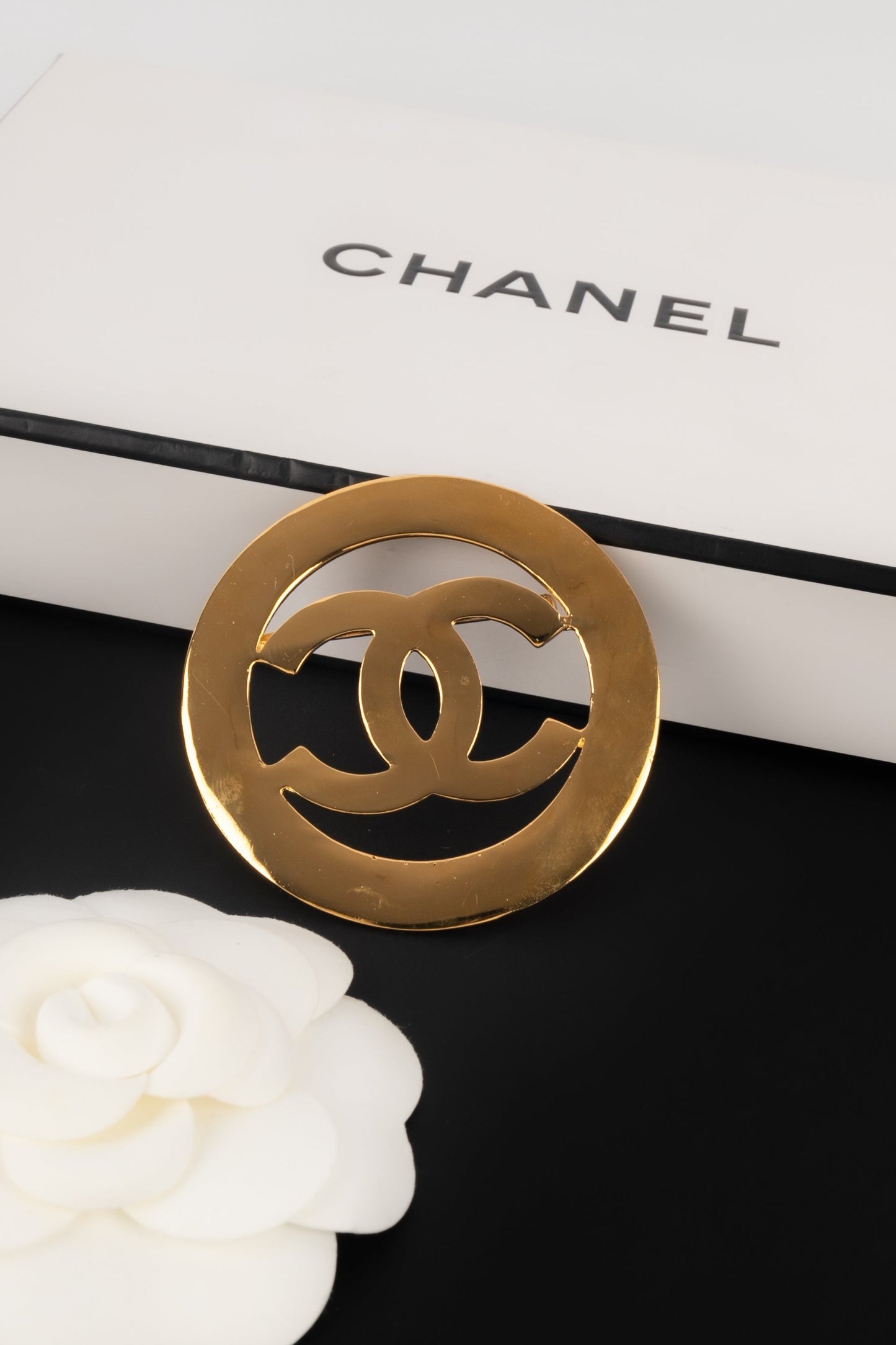 Broche dorÃ©e Chanel 1990's
