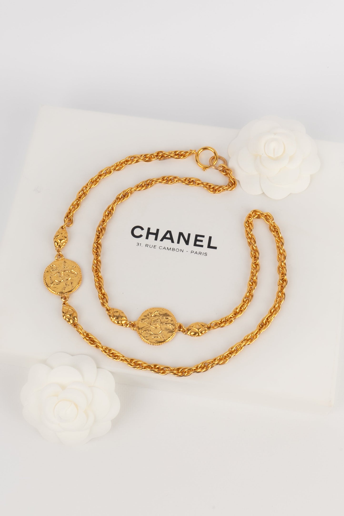 Collier dorÃ© Chanel