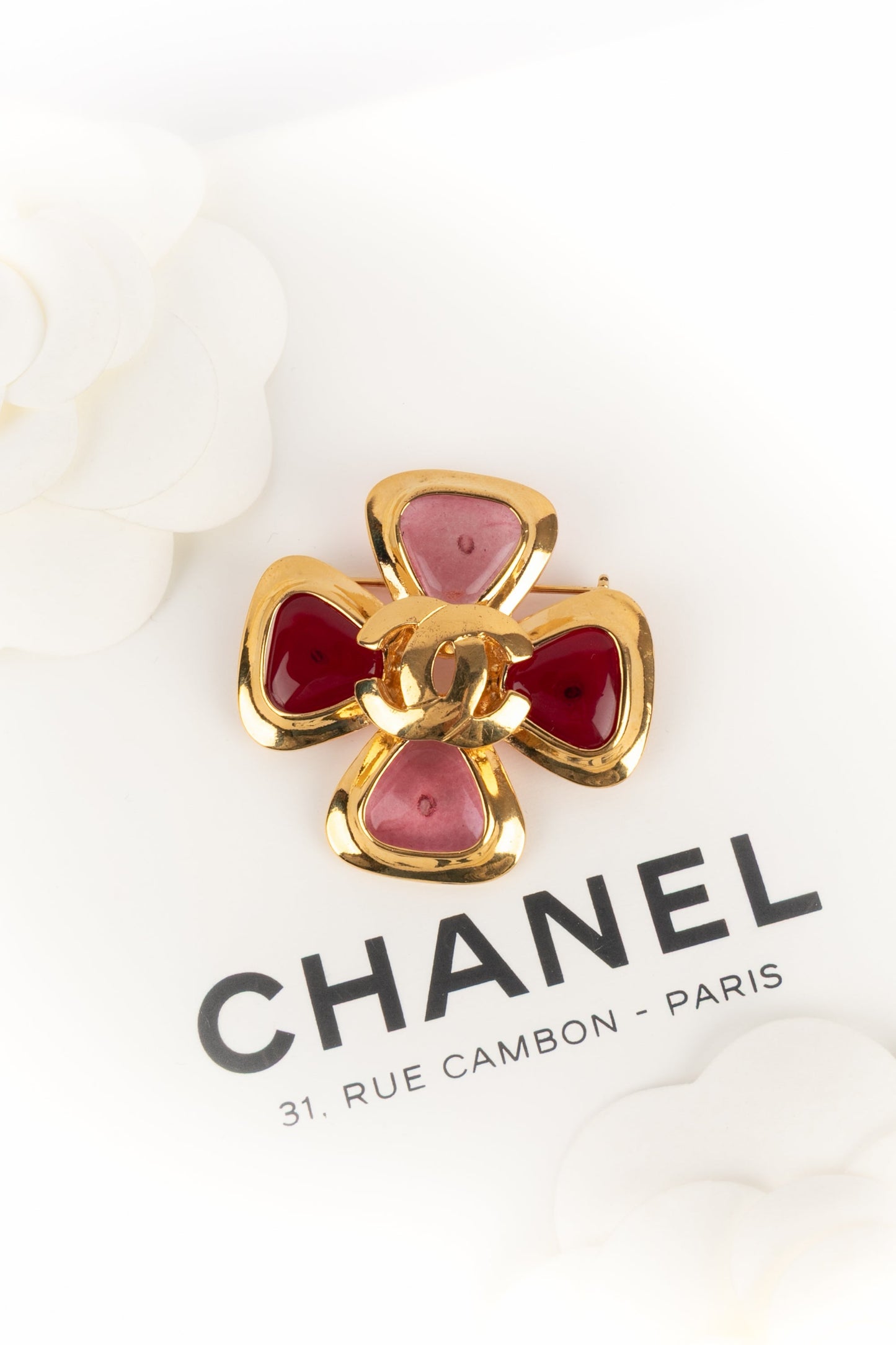 Broche croix Chanel