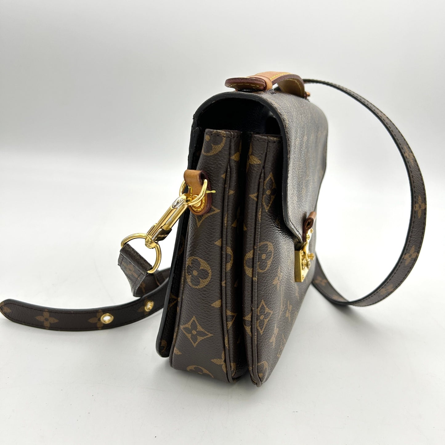 LOUIS VUITTON Monogram Pochette Metis LA31034