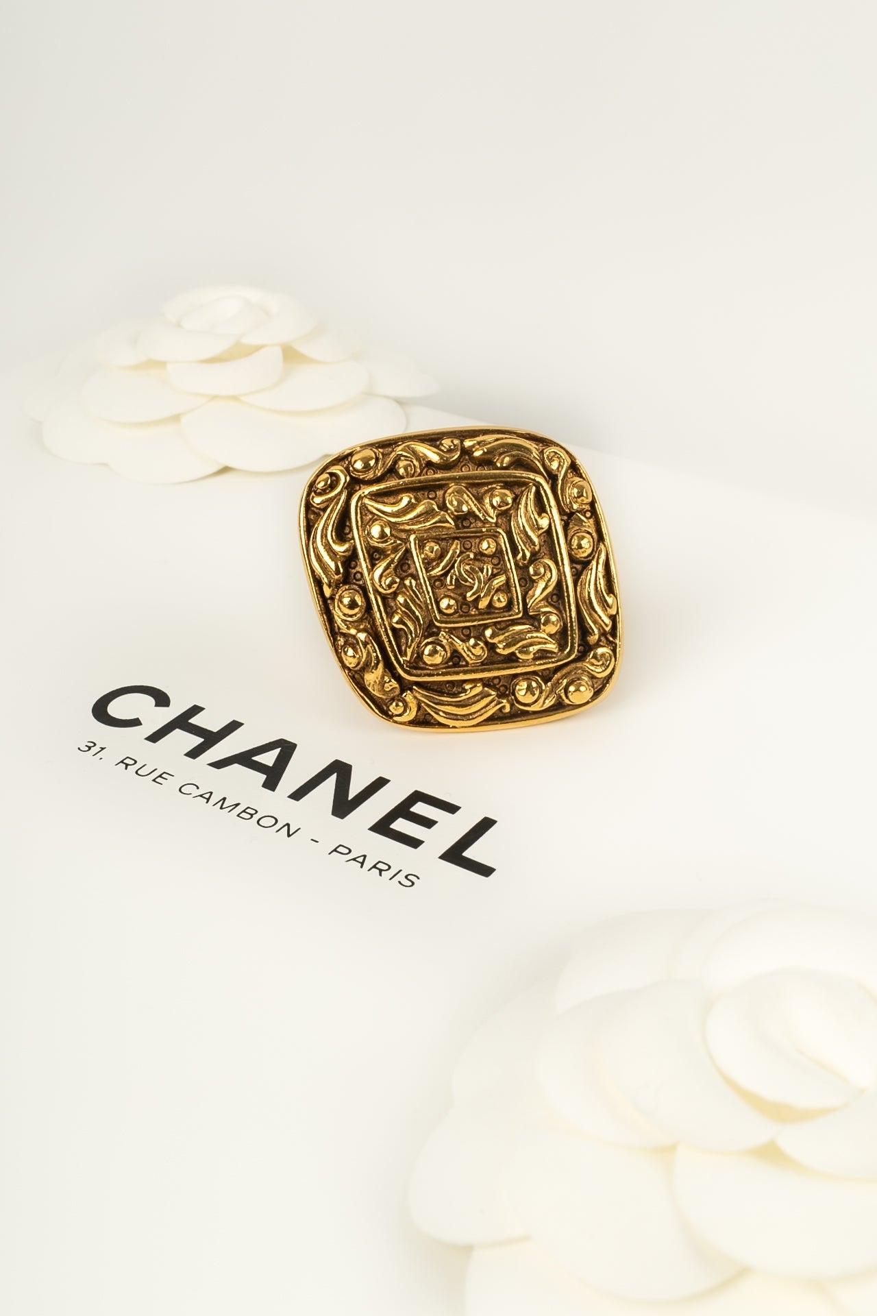 Broche dorÃ©e Chanel