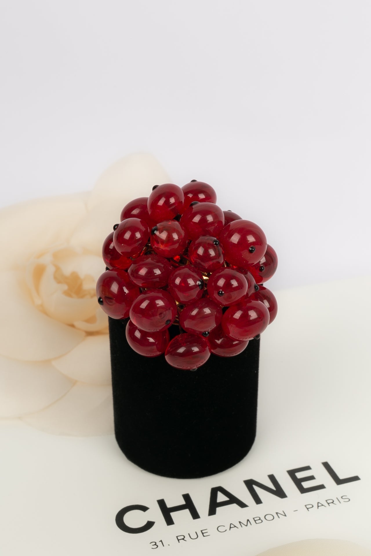 Broche en pÃ¢te de verre Chanel