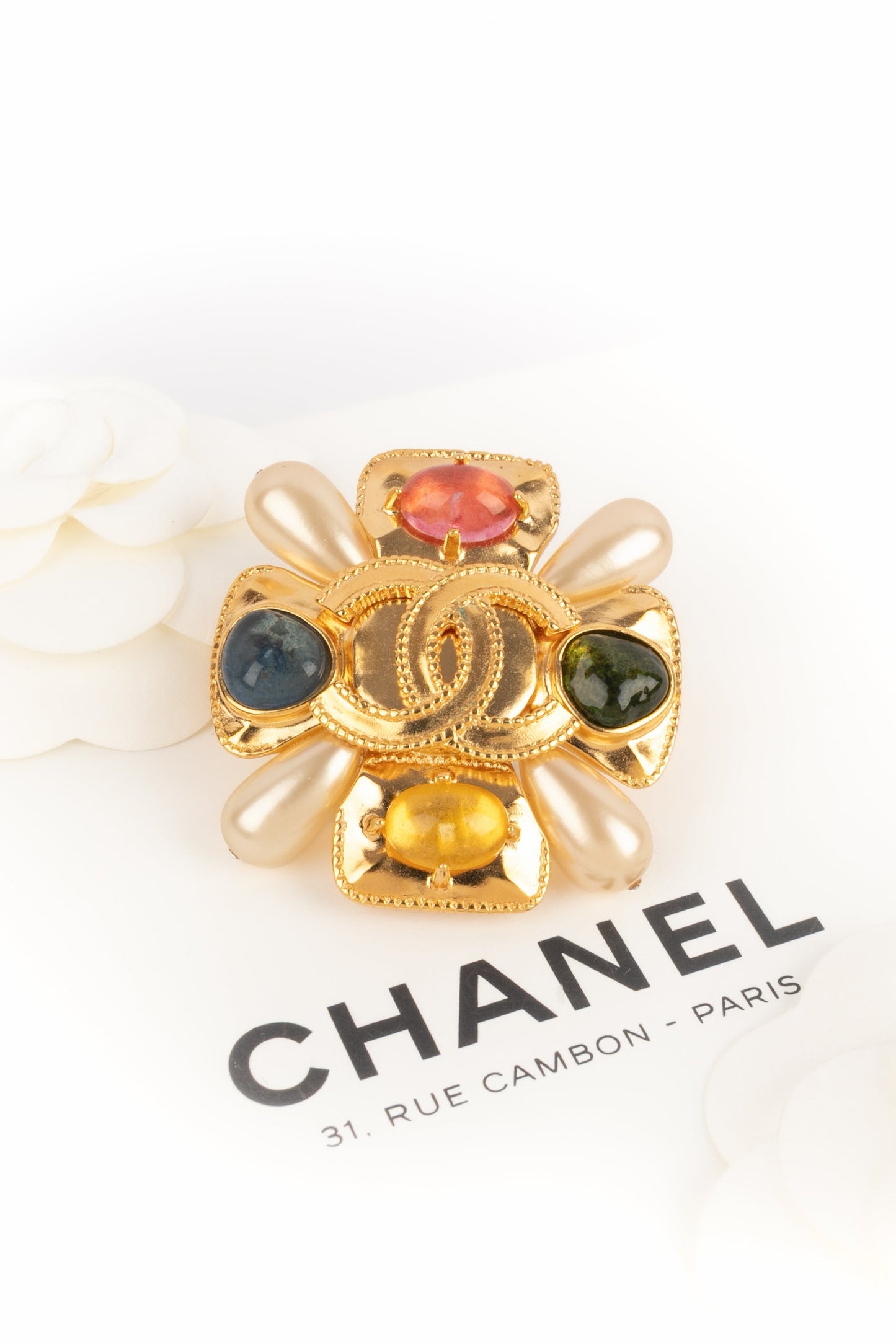 Broche croix Chanel
