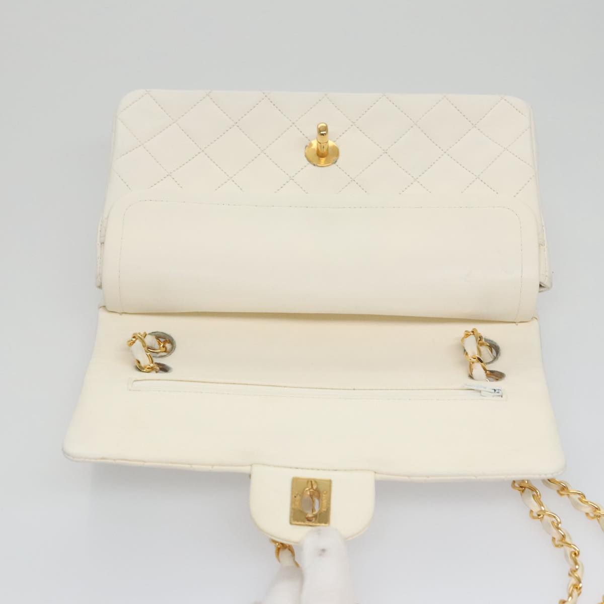 CHANEL Matelasse Chain Shoulder Bag Leather White Gold CC 96085