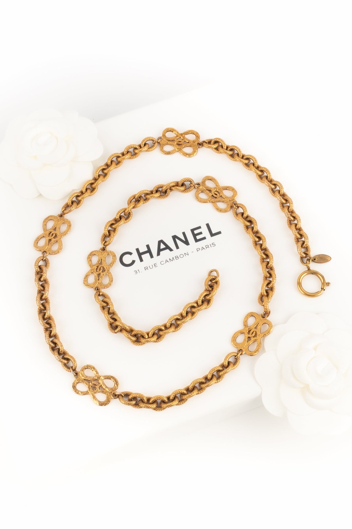 Collier dorÃ© Chanel