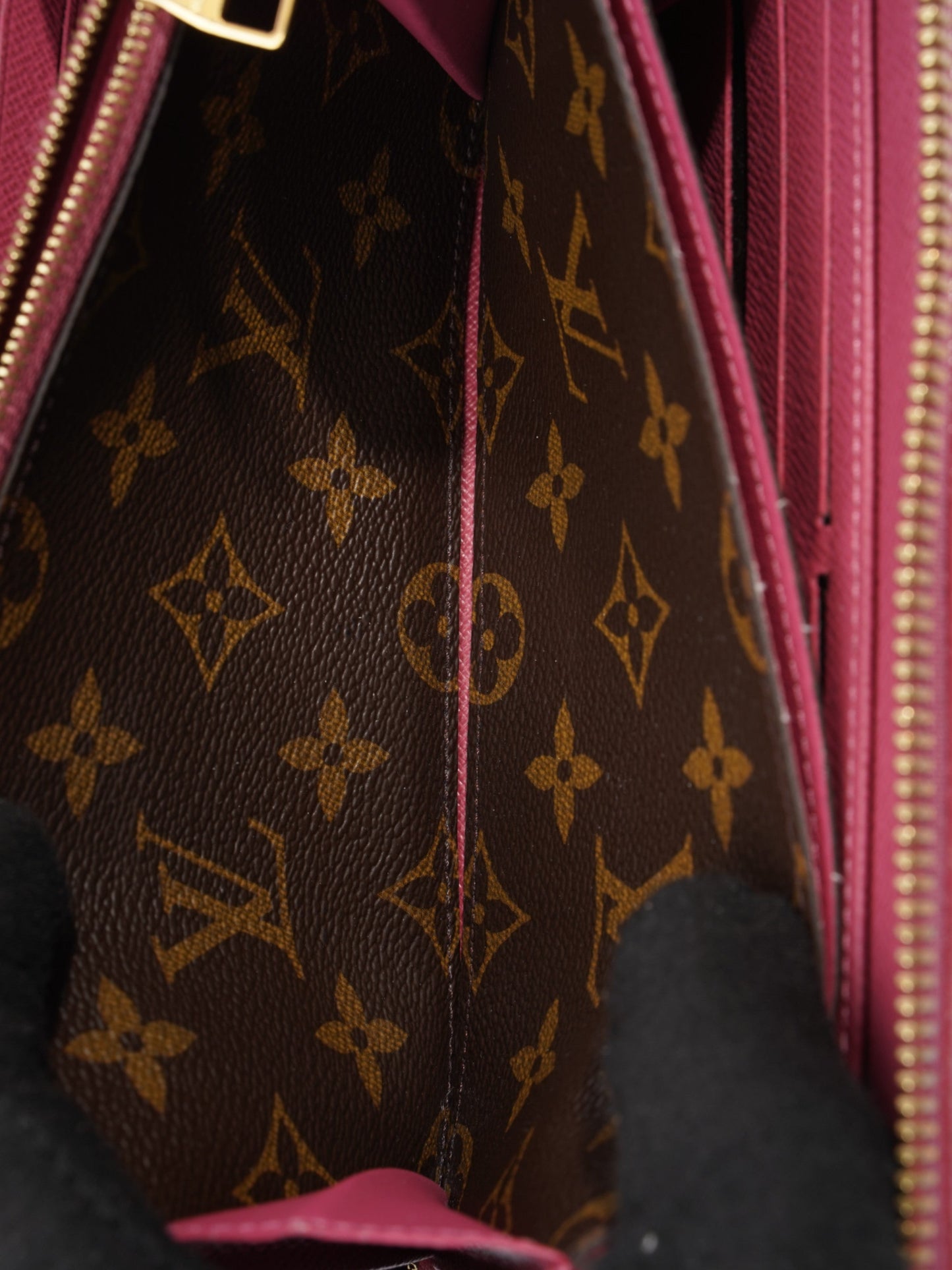 Louis Vuitton Zippy Wallet Monogram / Rose Coated Canvas