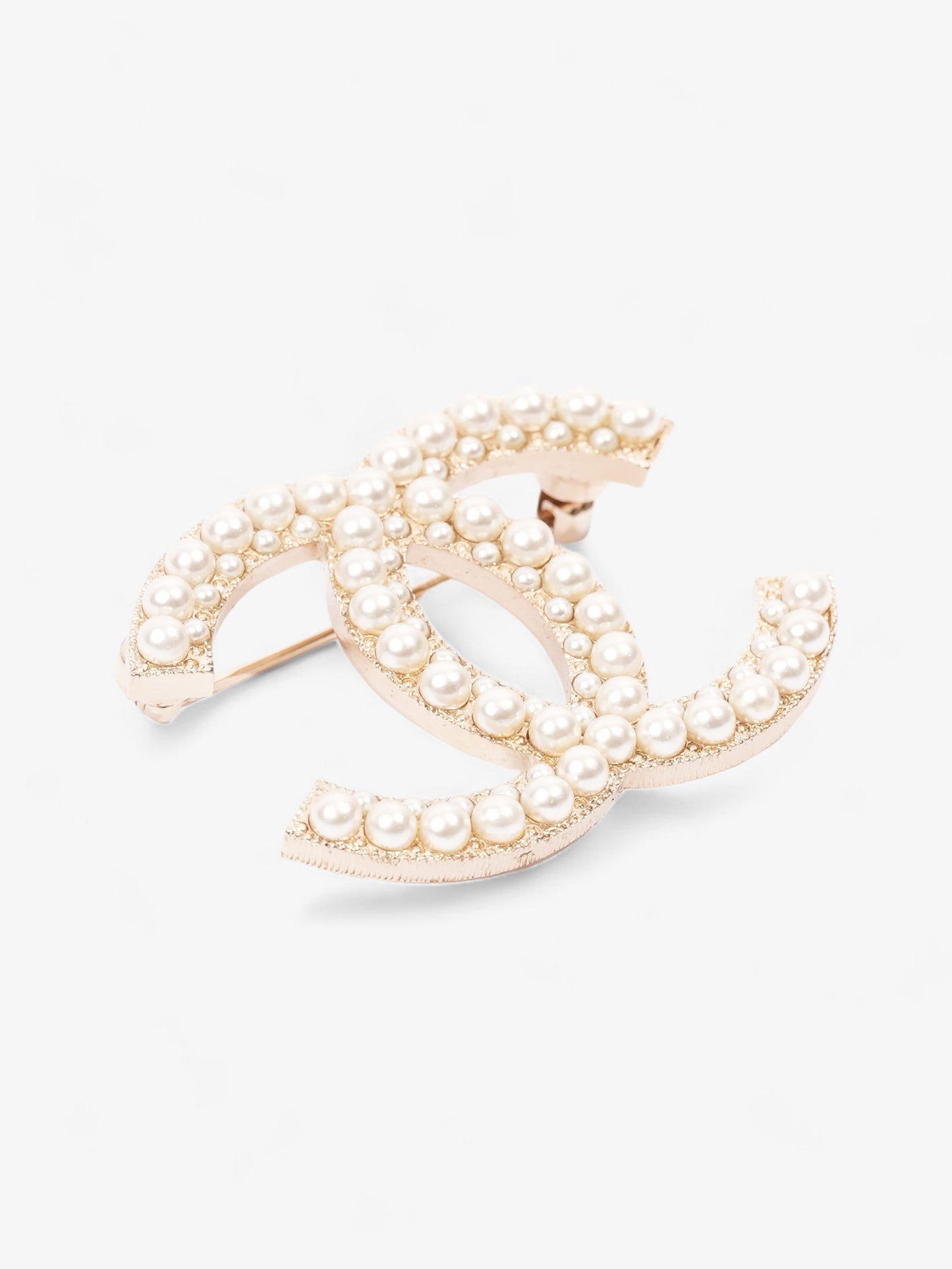 Chanel CC Pearl Brooch Gold Tone / Pearl Base Metal