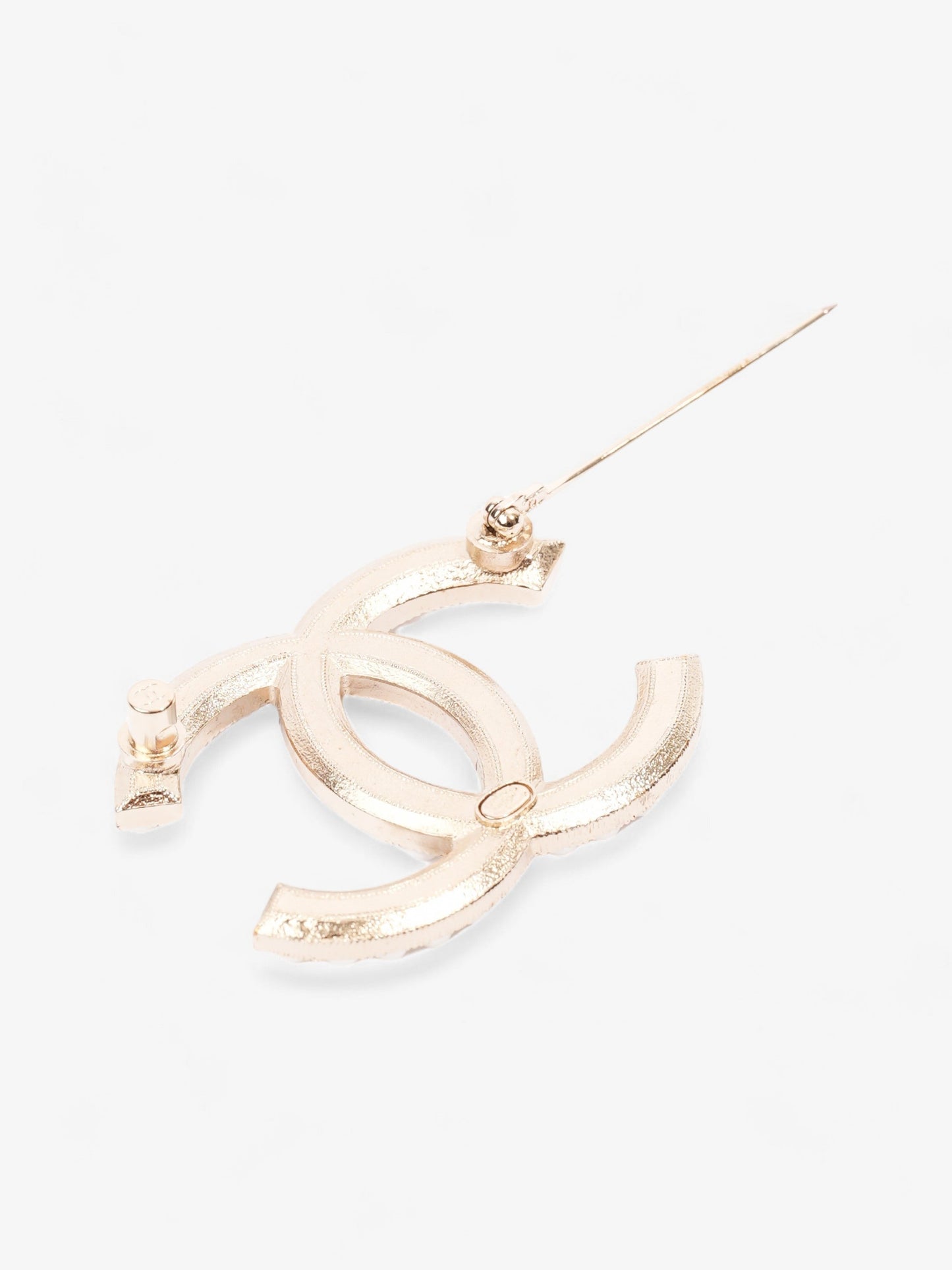 Chanel CC Pearl Brooch Gold Tone / Pearl Base Metal