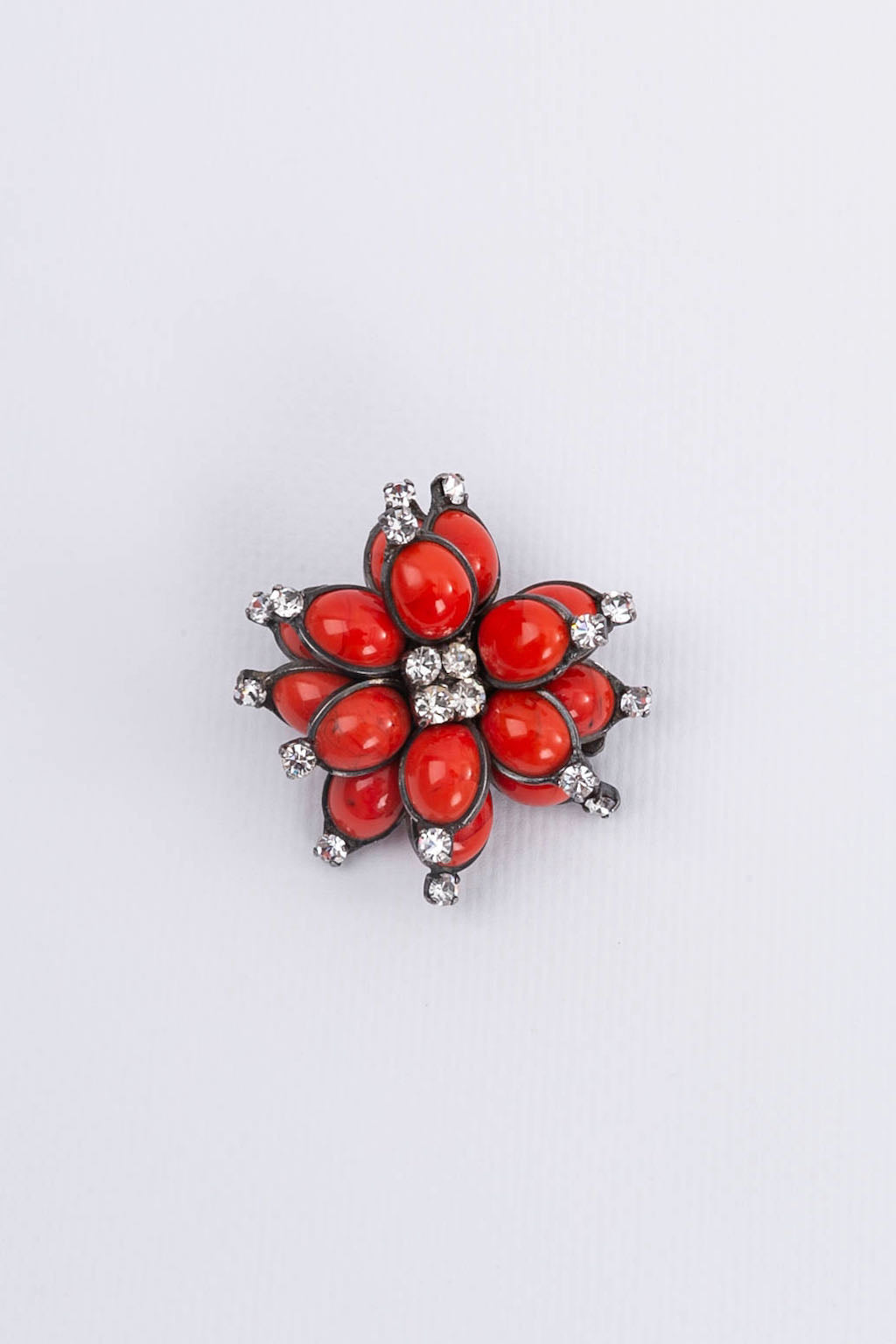 Broche en pÃ¢te de verre Chanel Printemps 1996