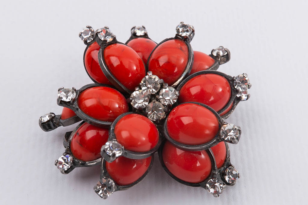 Broche en pÃ¢te de verre Chanel Printemps 1996