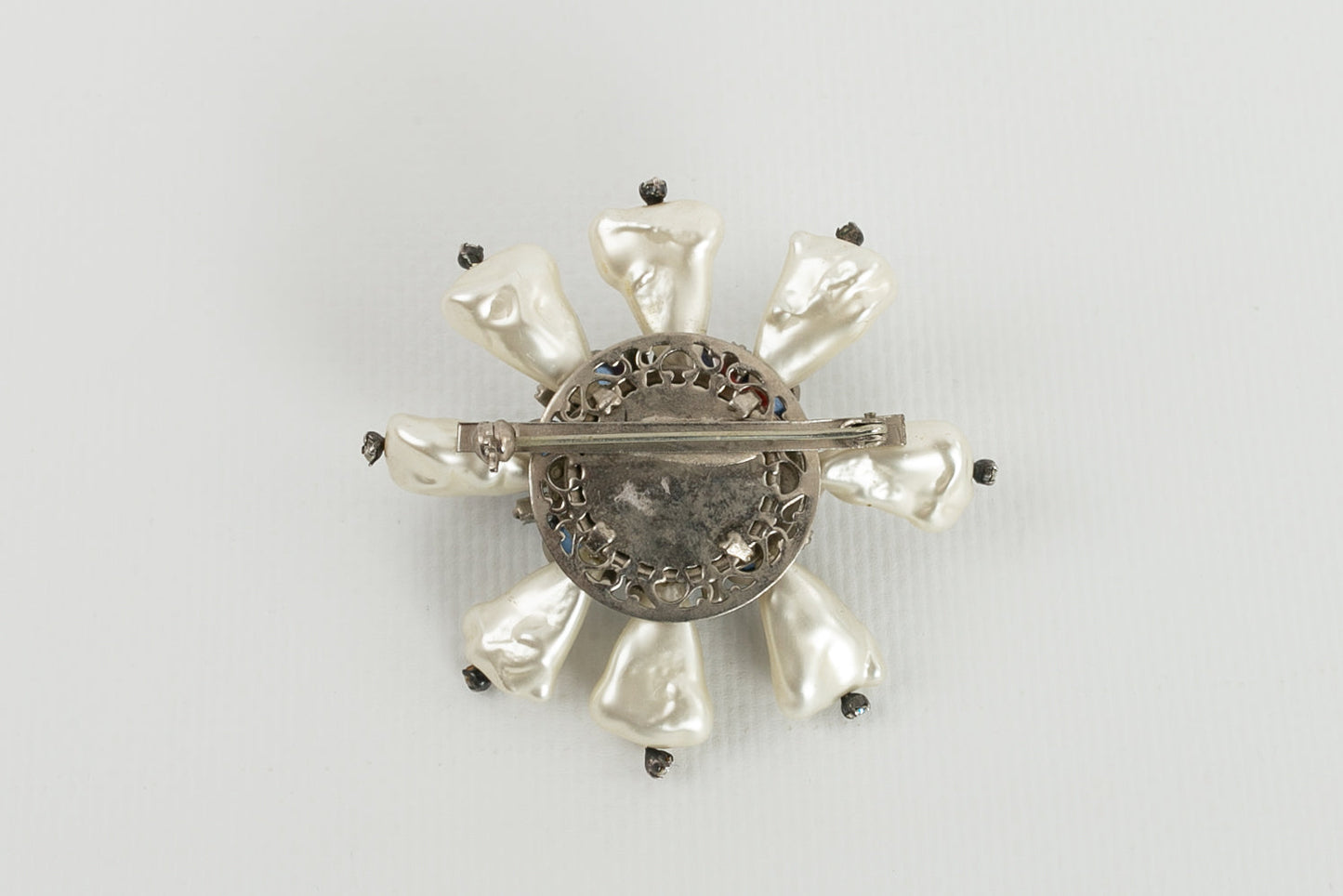 Broche ancienne en pÃƒÆ’Ã‚Â¢te de verre Chanel (AttribuÃƒÆ’Ã‚Â©e ÃƒÆ’Ã‚Â )