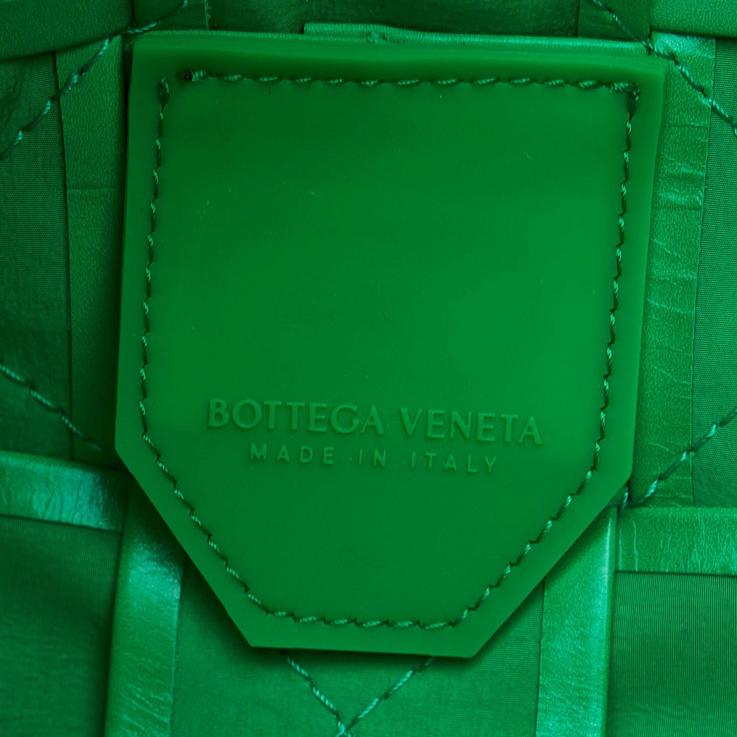 Bottega Veneta Maxi Intrecciato Cassette Crossbody Bag (SHG-slCZsv)