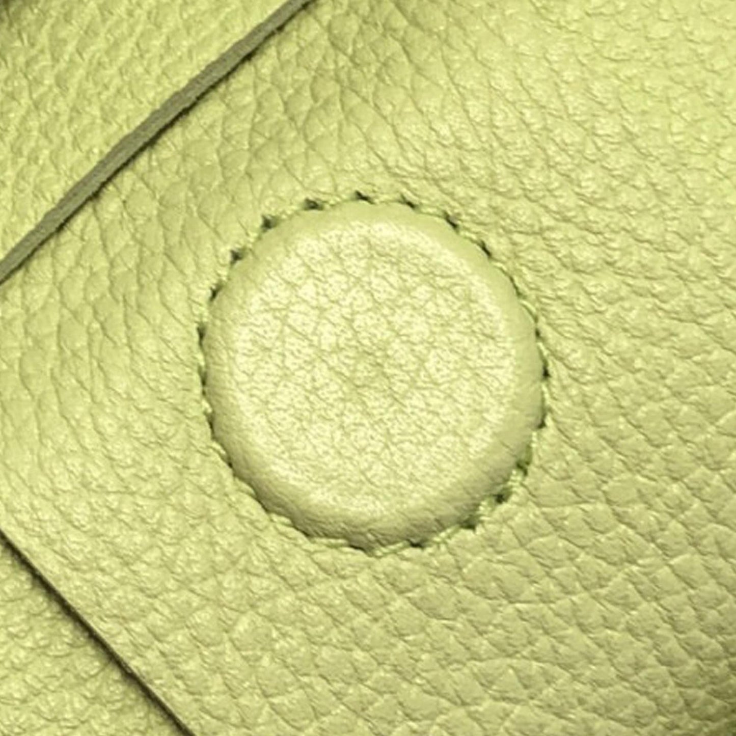 Bottega Veneta Maxi Intrecciato Grained Leather Cassette (SHG-oFXHdg)