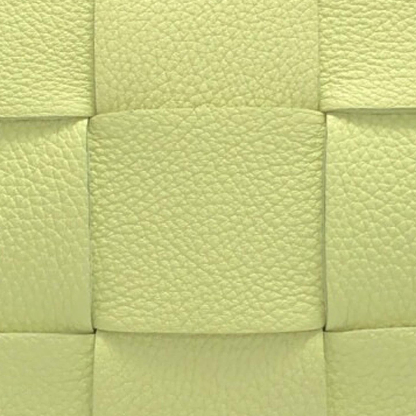 Bottega Veneta Maxi Intrecciato Grained Leather Cassette (SHG-oFXHdg)