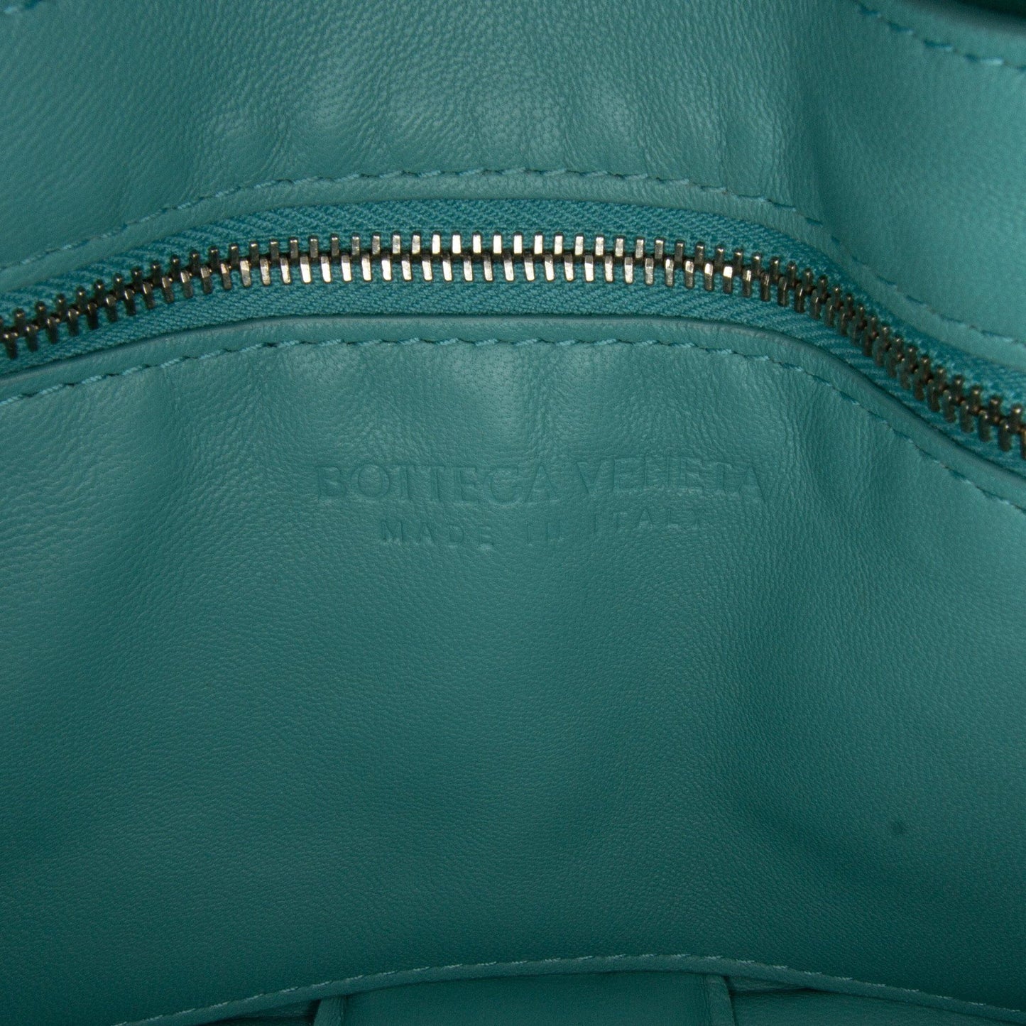 Bottega Veneta Maxi Intrecciato Padded Cassette Crossbody (SHG-kR8MHE)
