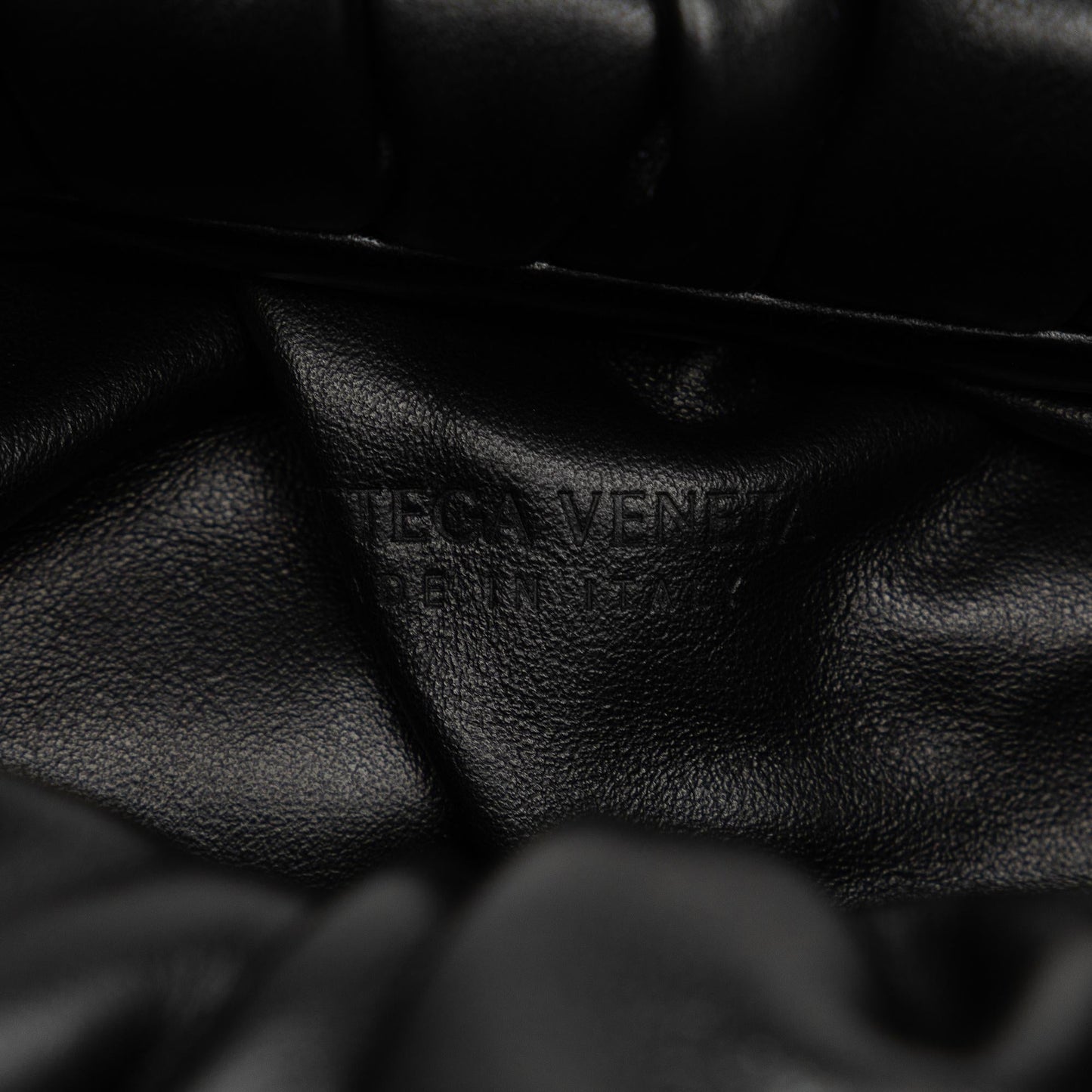 Bottega Veneta Medium The Shoulder Pouch (SHG-Ob0Yvz)