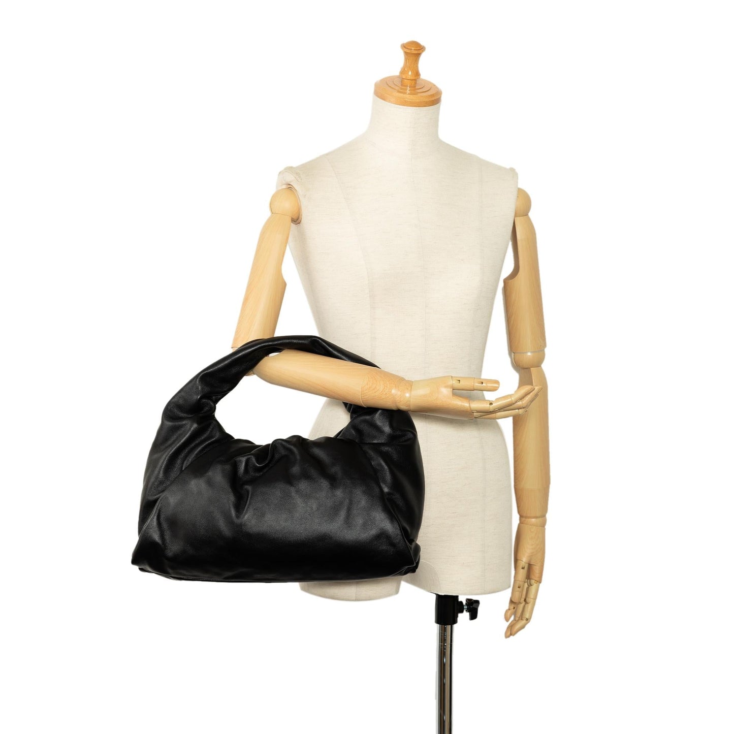 Bottega Veneta Medium The Shoulder Pouch (SHG-Ob0Yvz)