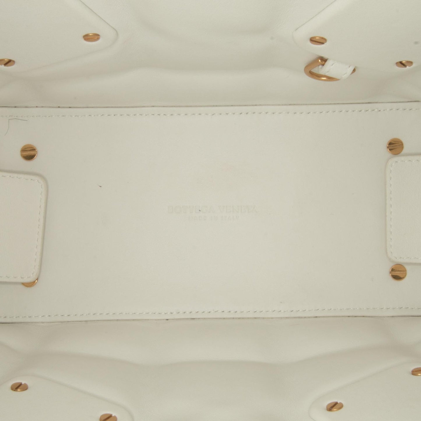 Bottega Veneta Small Padded Swoop Bag (SHG-sGUJs0)