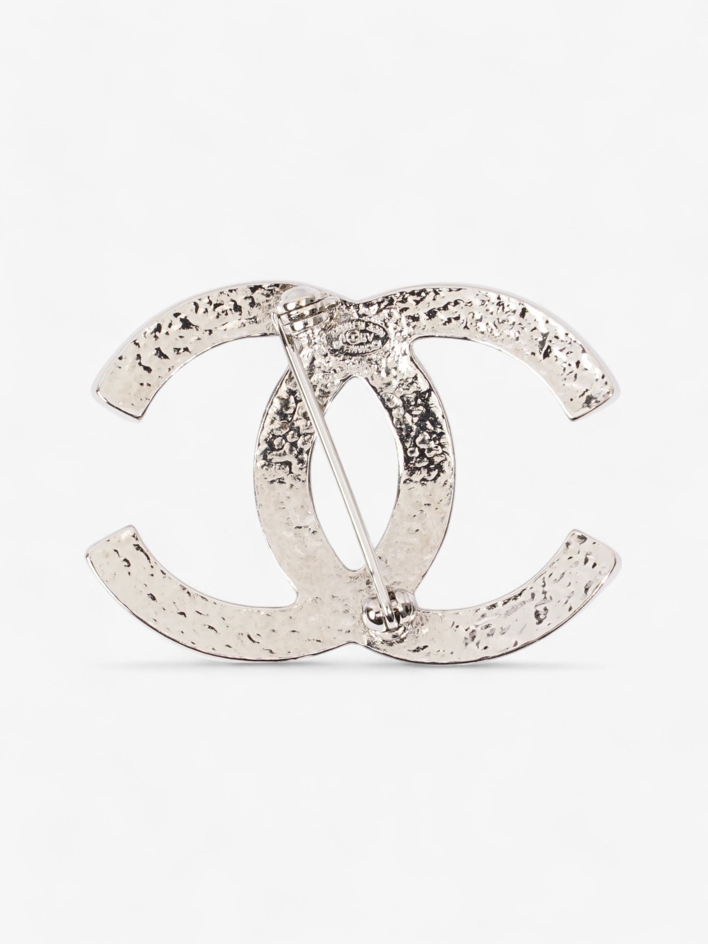 Chanel Interlocking CC Brooch Silver / Pearl Base Metal