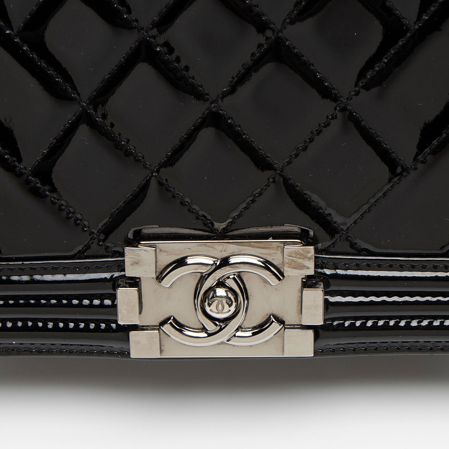 Chanel Chevron Patent Leather New Medium Boy Bag (SHF-NB6JRi)