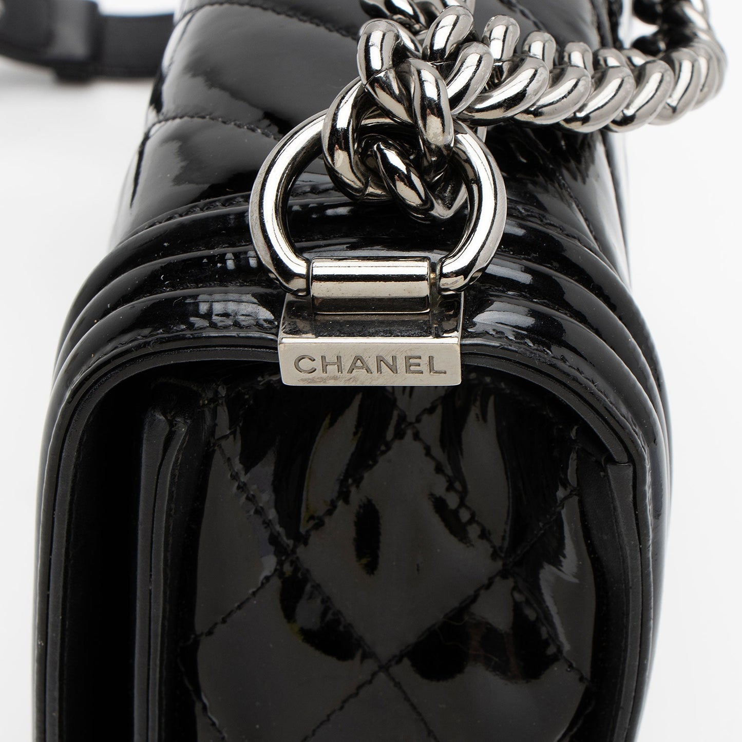 Chanel Chevron Patent Leather New Medium Boy Bag (SHF-NB6JRi)