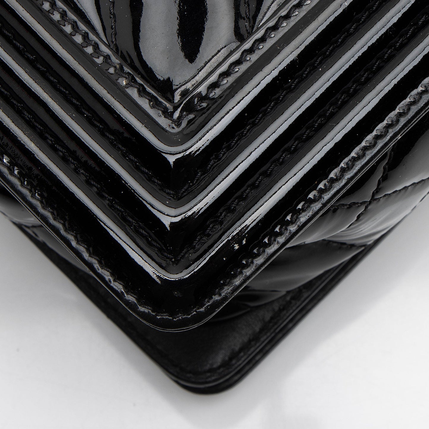 Chanel Chevron Patent Leather New Medium Boy Bag (SHF-NB6JRi)
