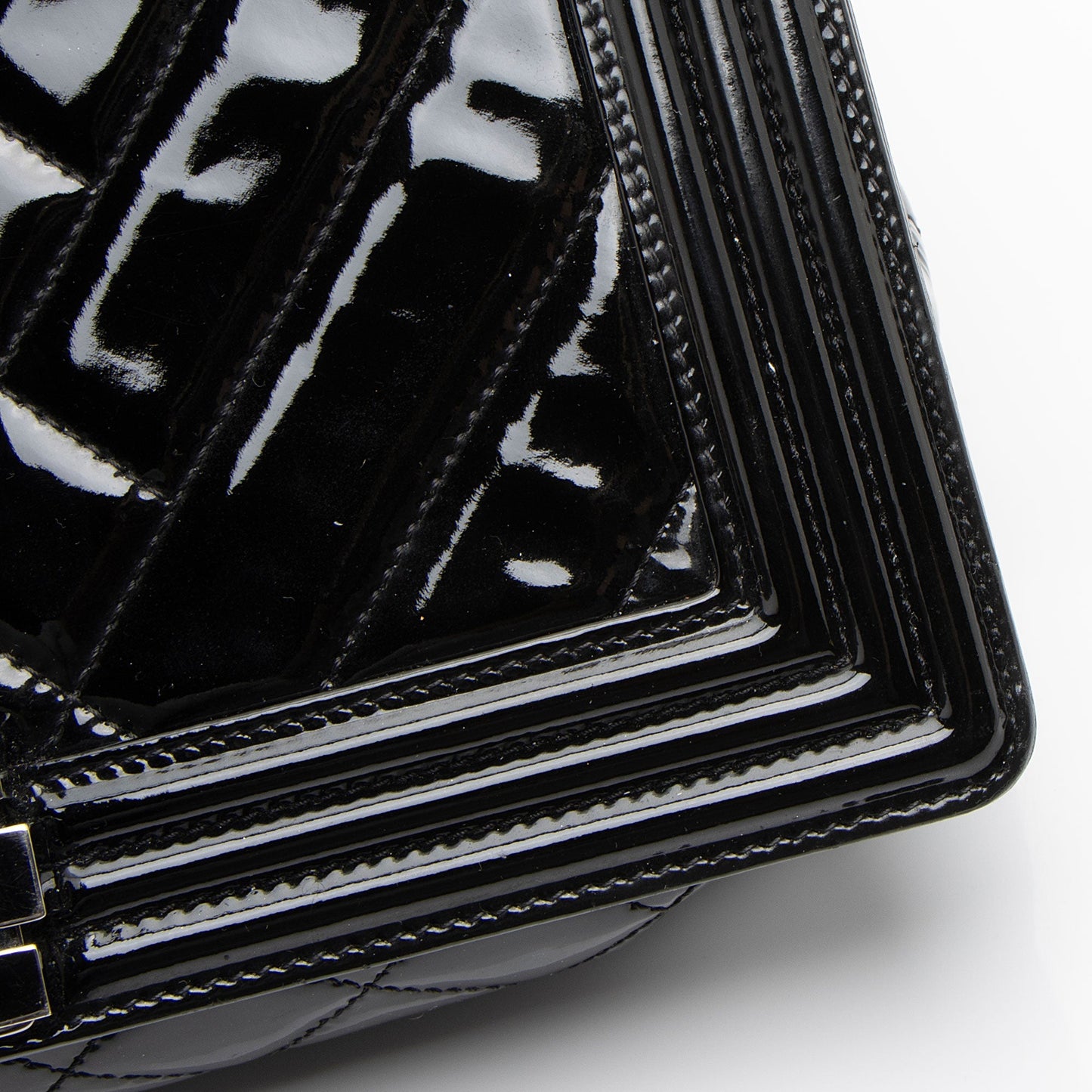 Chanel Chevron Patent Leather New Medium Boy Bag (SHF-NB6JRi)