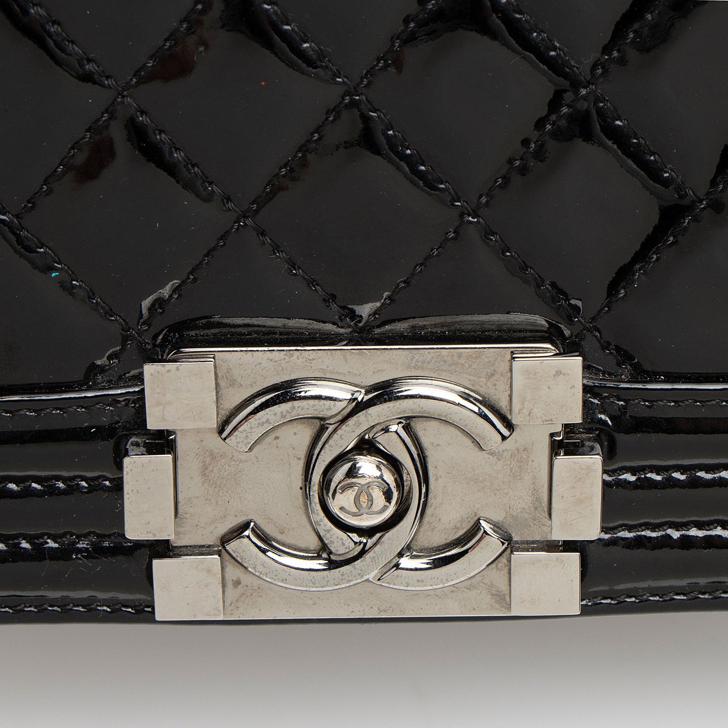 Chanel Chevron Patent Leather Old Medium Boy Bag (SHF-2P3jRA)