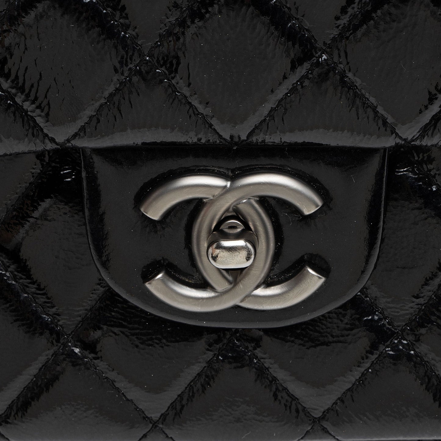 Chanel Crumpled Patent Leather Classic Medium Double Flap Bag (SHF-Bt2Jh2)