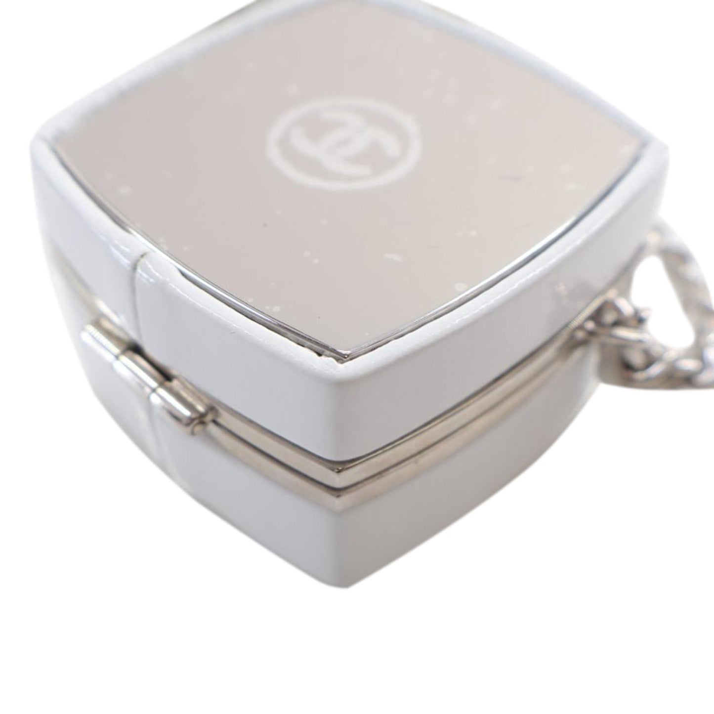 Chanel Patent Goatskin Make-Up Box Clutch With Chain (SHG-3G4ymB)