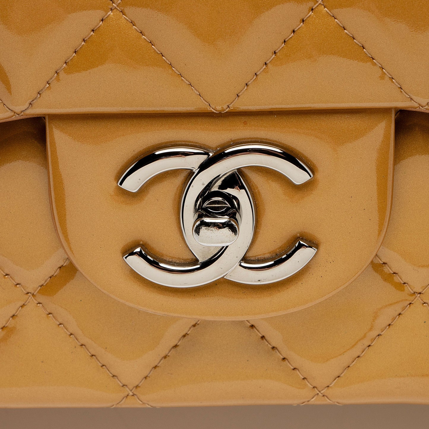 Chanel Patent Leather Classic Maxi Double Flap Bag (SHF-If9V1h)