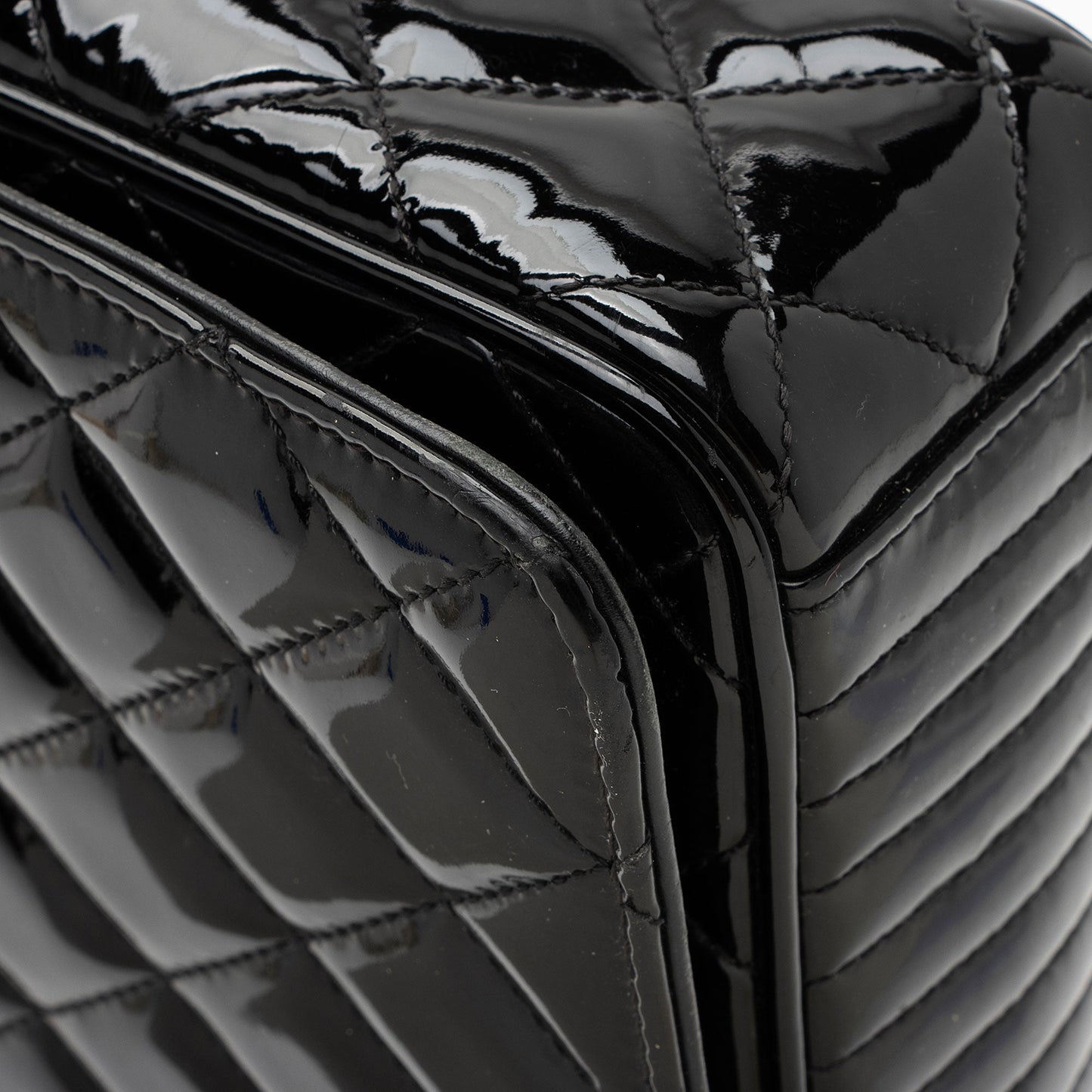 Chanel Patent Leather Coco Boy Medium Flap Bag (SHF-qtoszA)
