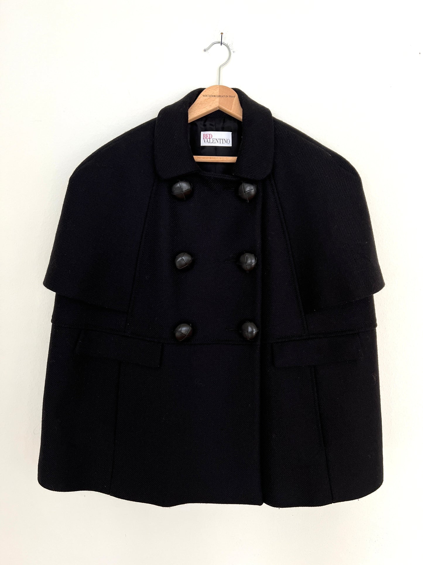 SHORT-SLEEVE DOUBLE-BREASTED CAPE
