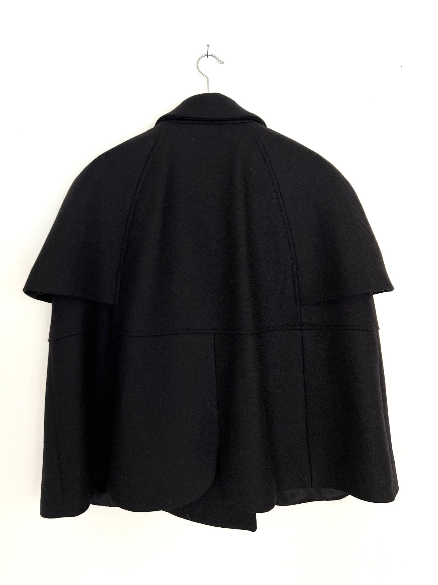 SHORT-SLEEVE DOUBLE-BREASTED CAPE