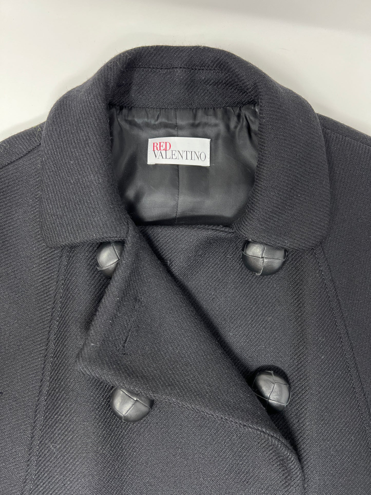 SHORT-SLEEVE DOUBLE-BREASTED CAPE