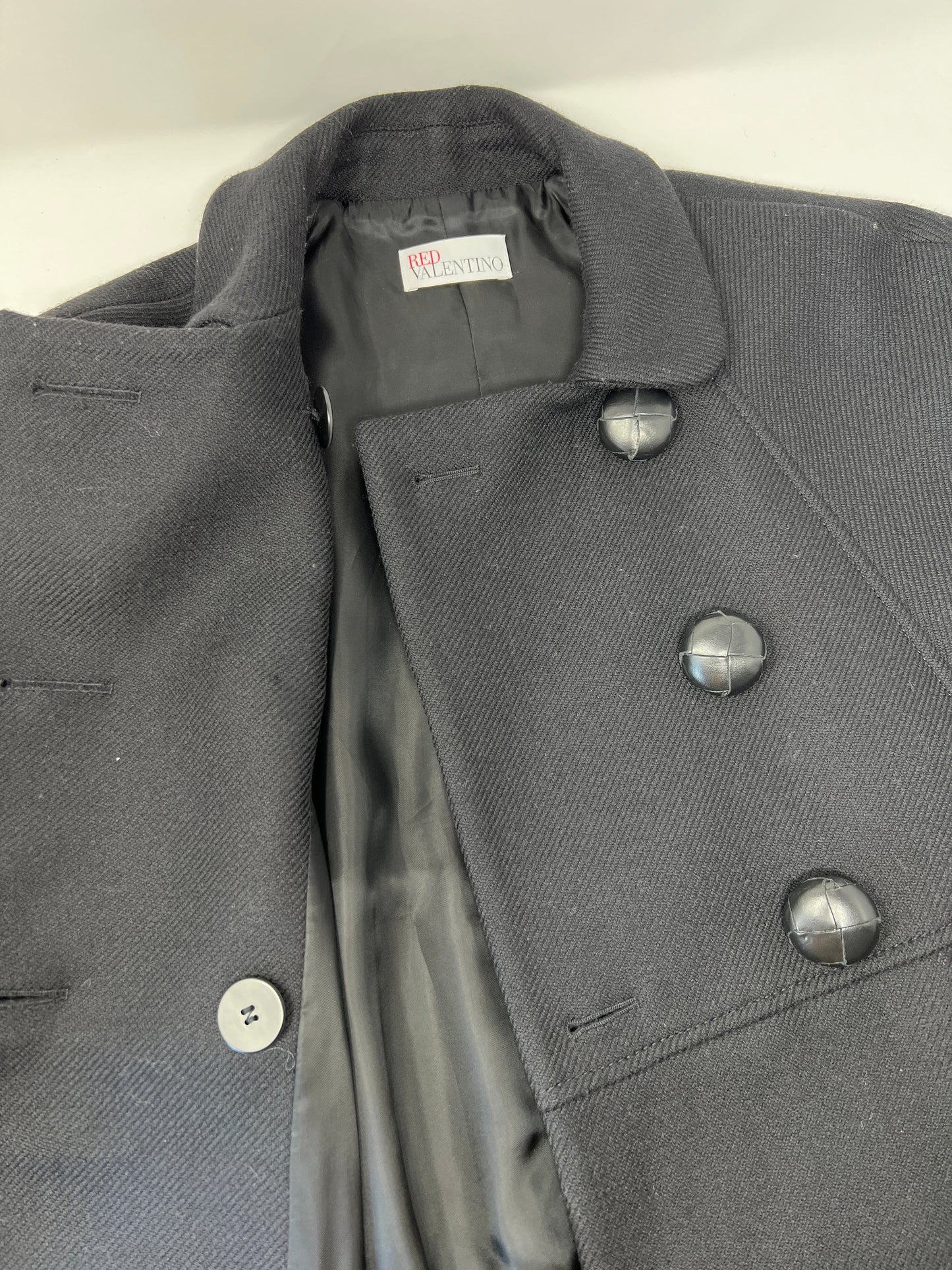 SHORT-SLEEVE DOUBLE-BREASTED CAPE