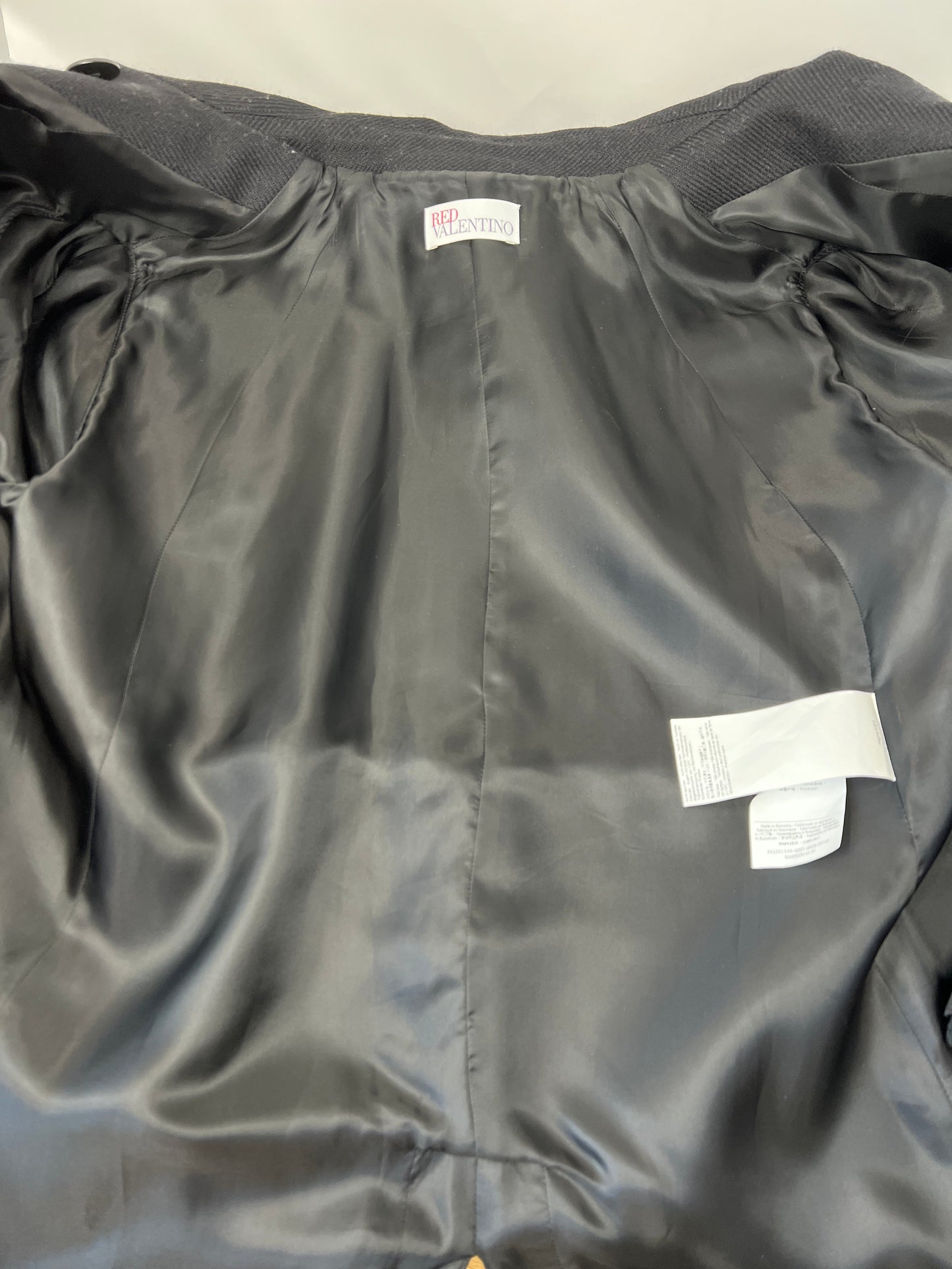 SHORT-SLEEVE DOUBLE-BREASTED CAPE