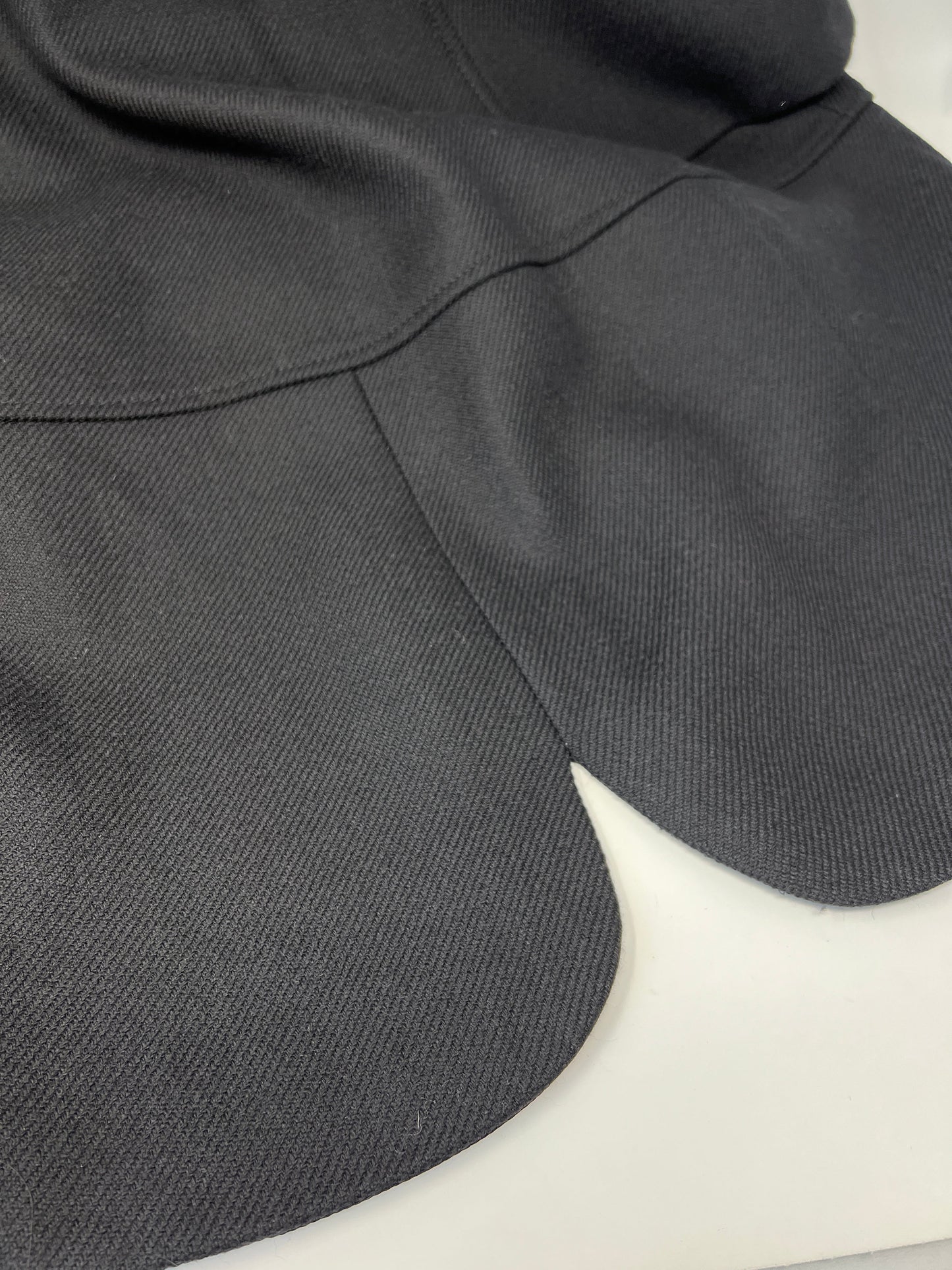SHORT-SLEEVE DOUBLE-BREASTED CAPE