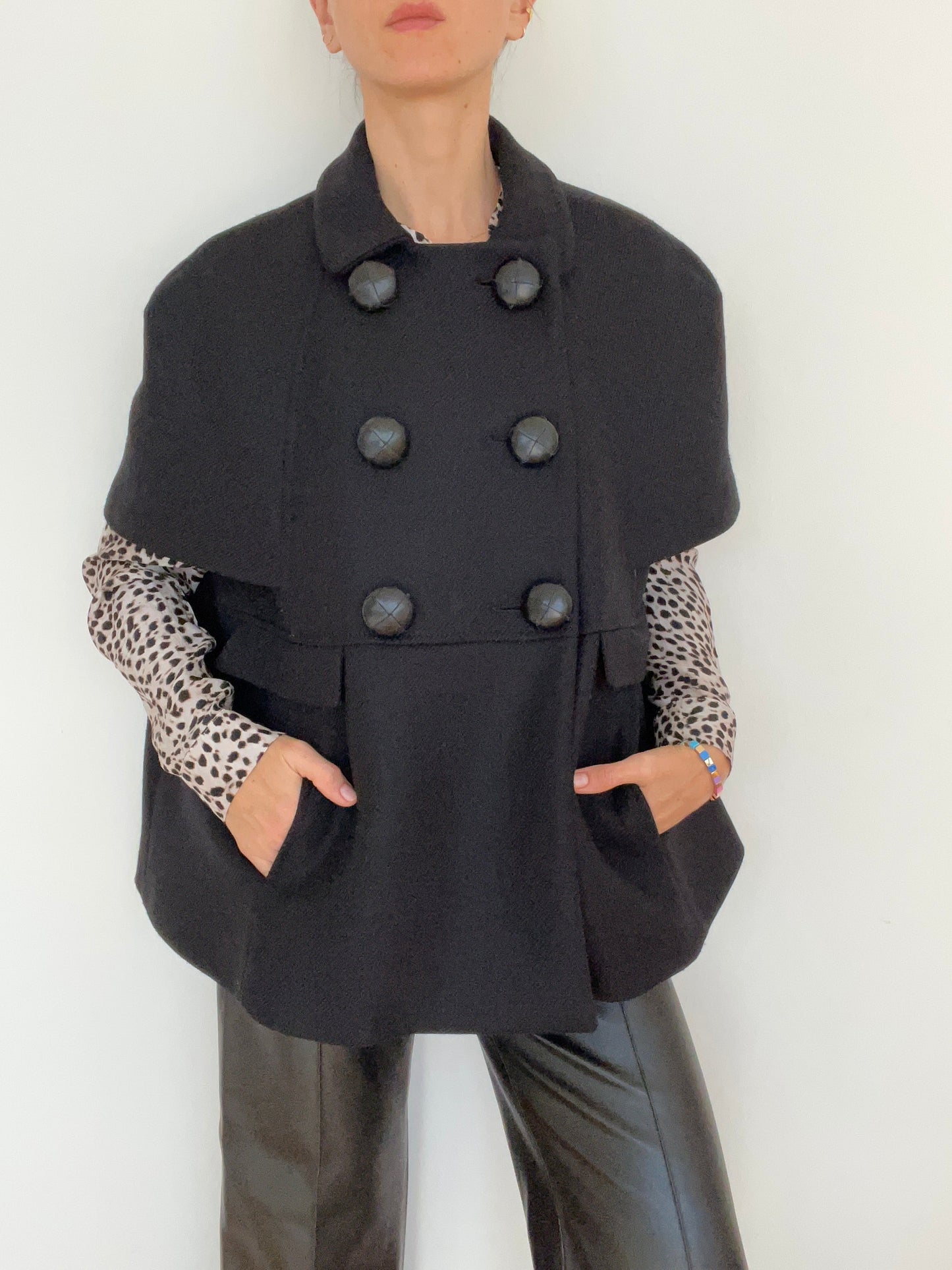 SHORT-SLEEVE DOUBLE-BREASTED CAPE