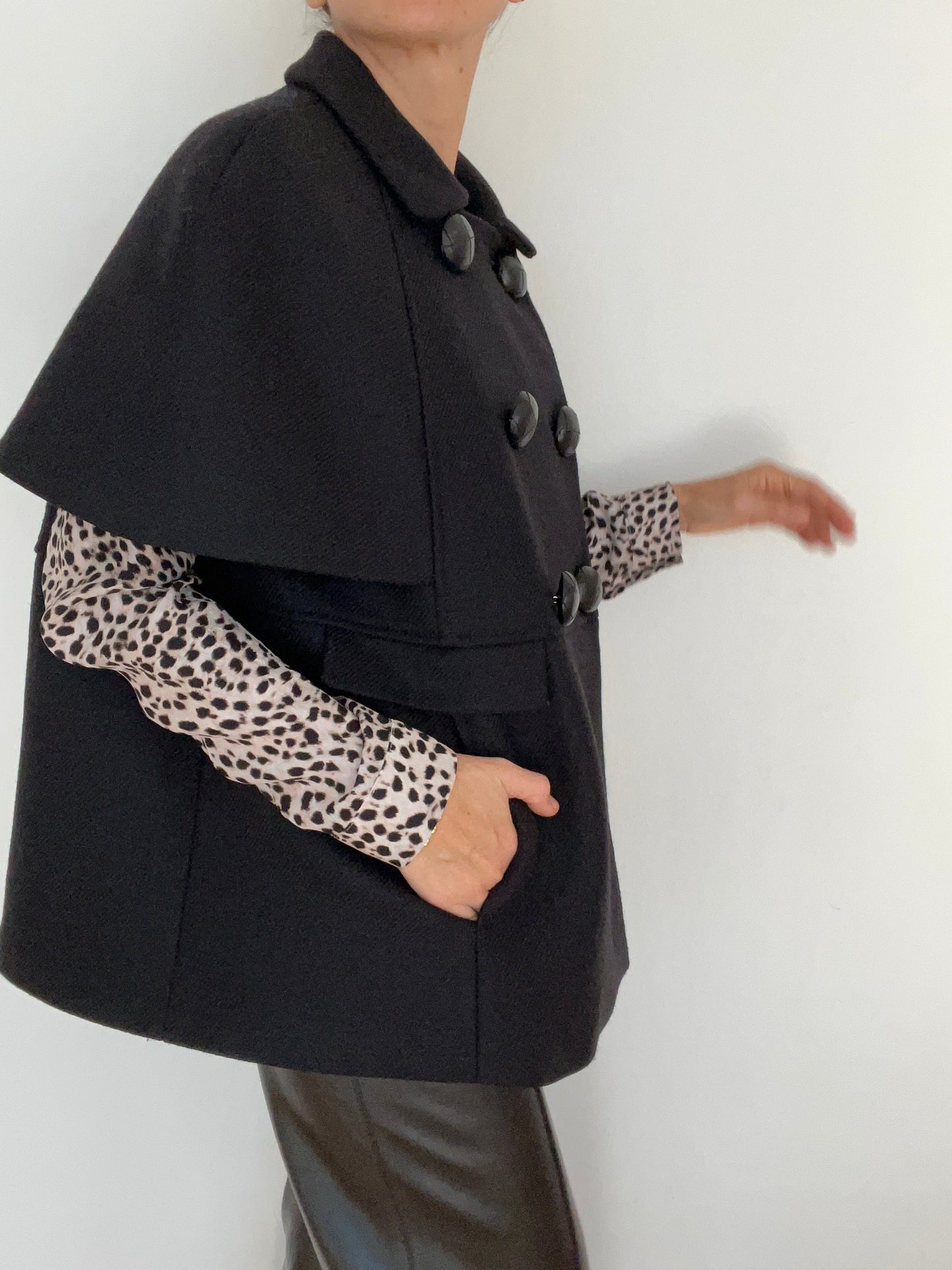 SHORT-SLEEVE DOUBLE-BREASTED CAPE