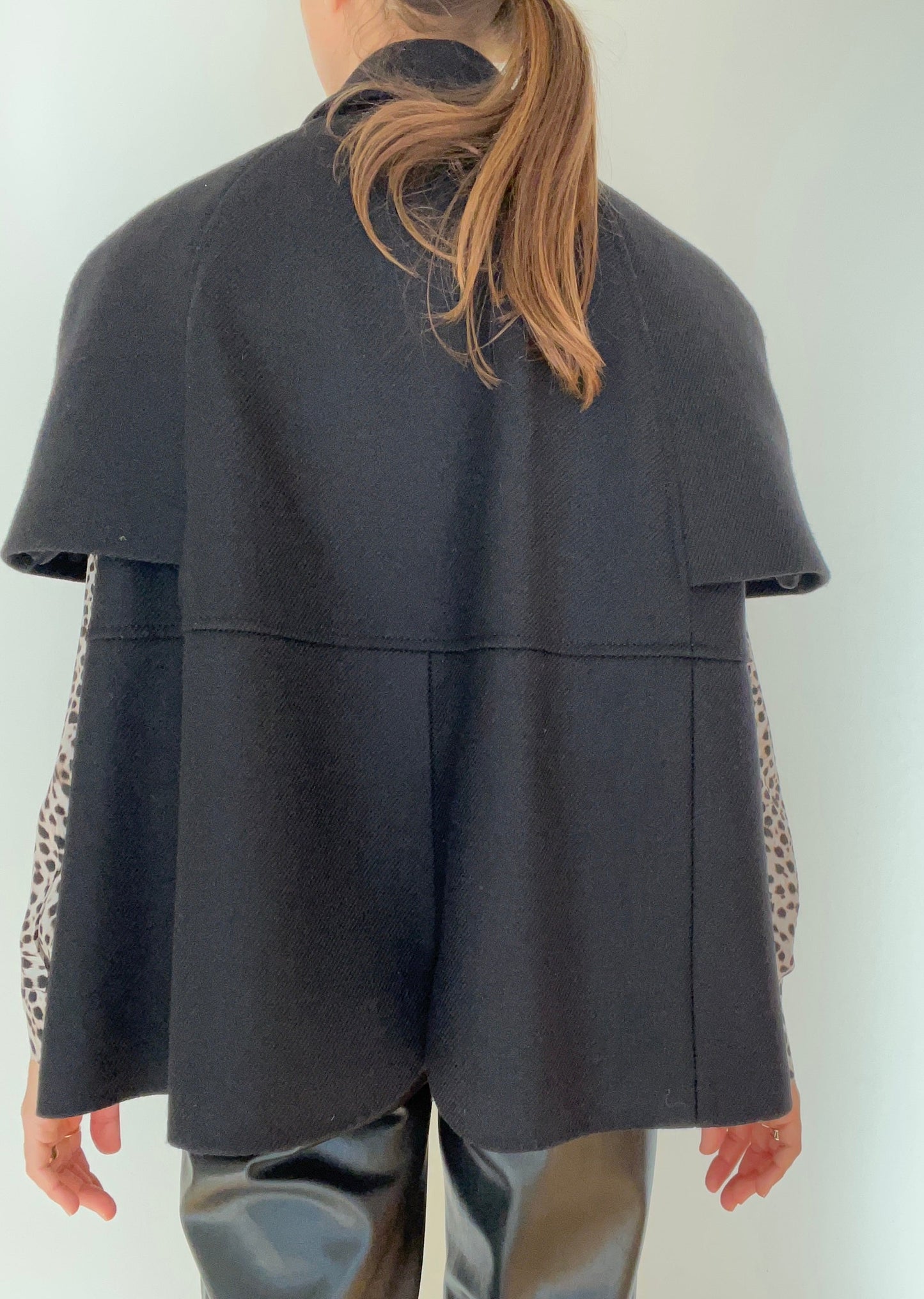 SHORT-SLEEVE DOUBLE-BREASTED CAPE