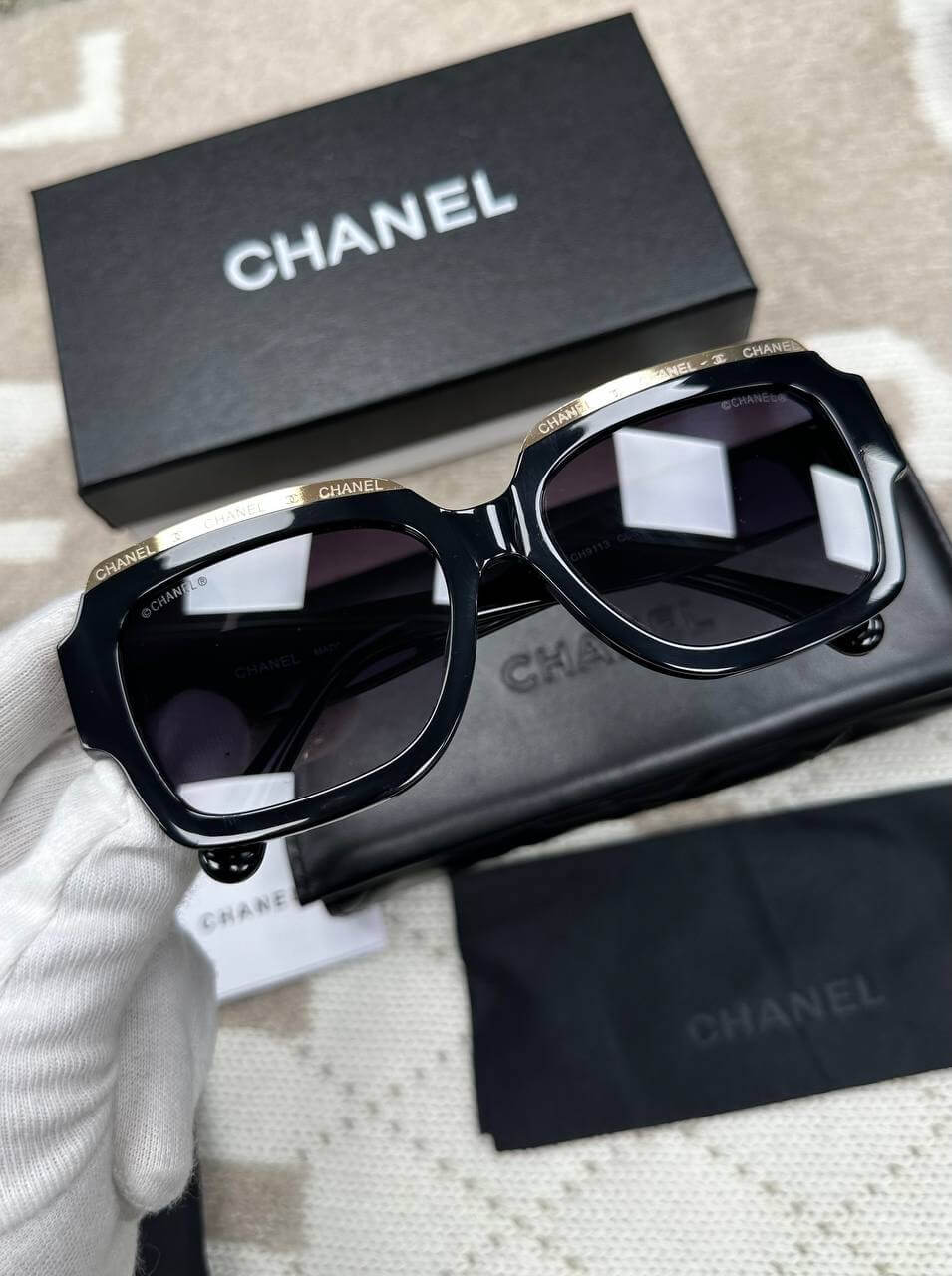 SQUARE SUNGLASSES Black & Gold