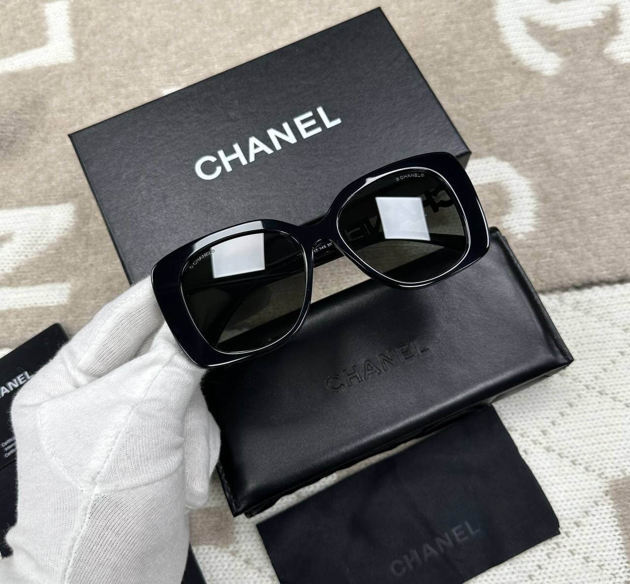 SQUARE SUNGLASSES